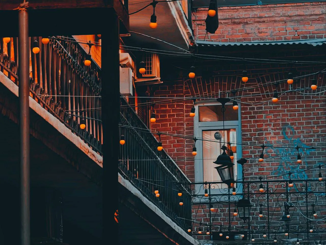 Тишина между лампочками