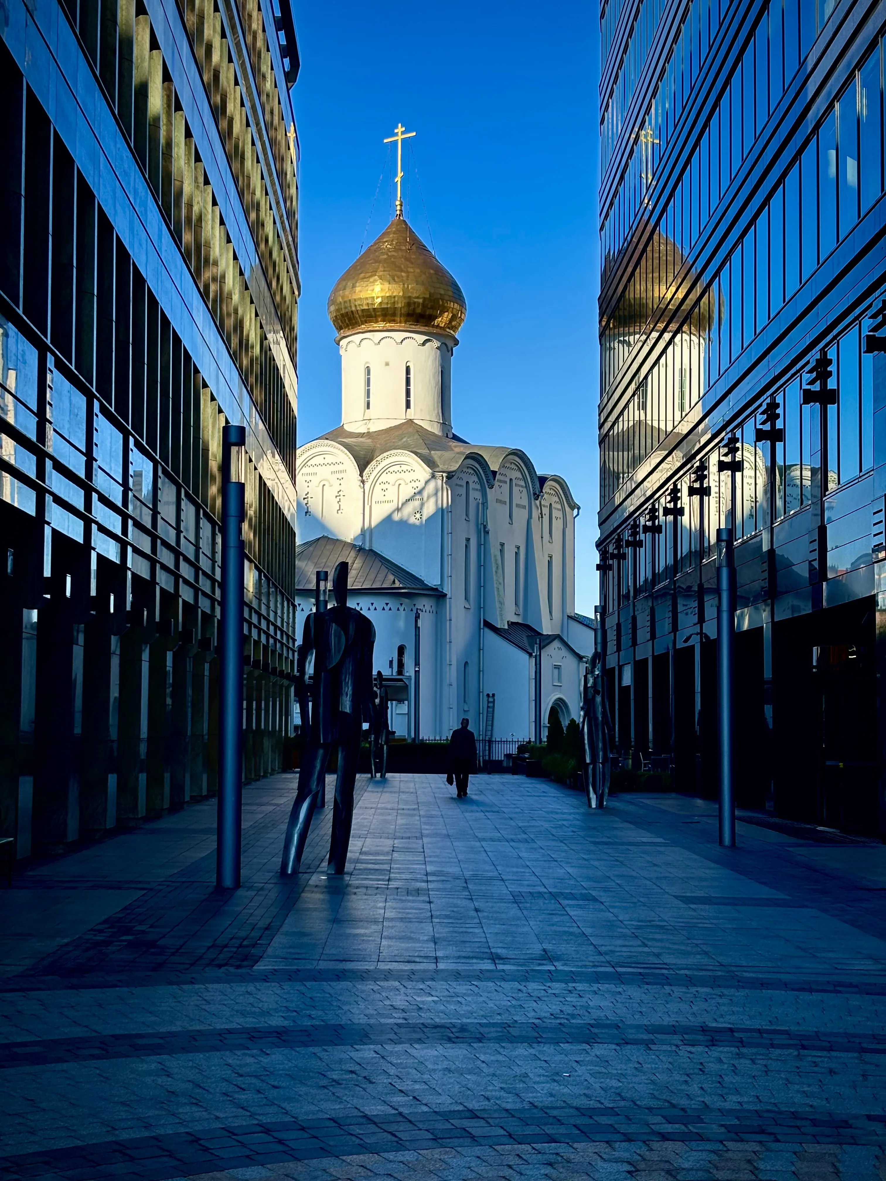 Утро воскресенья на белой площади