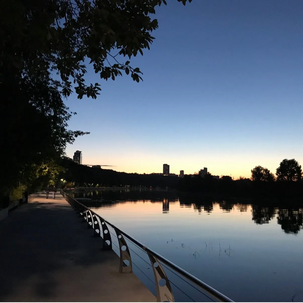 Вечерняя набережная парка Фили