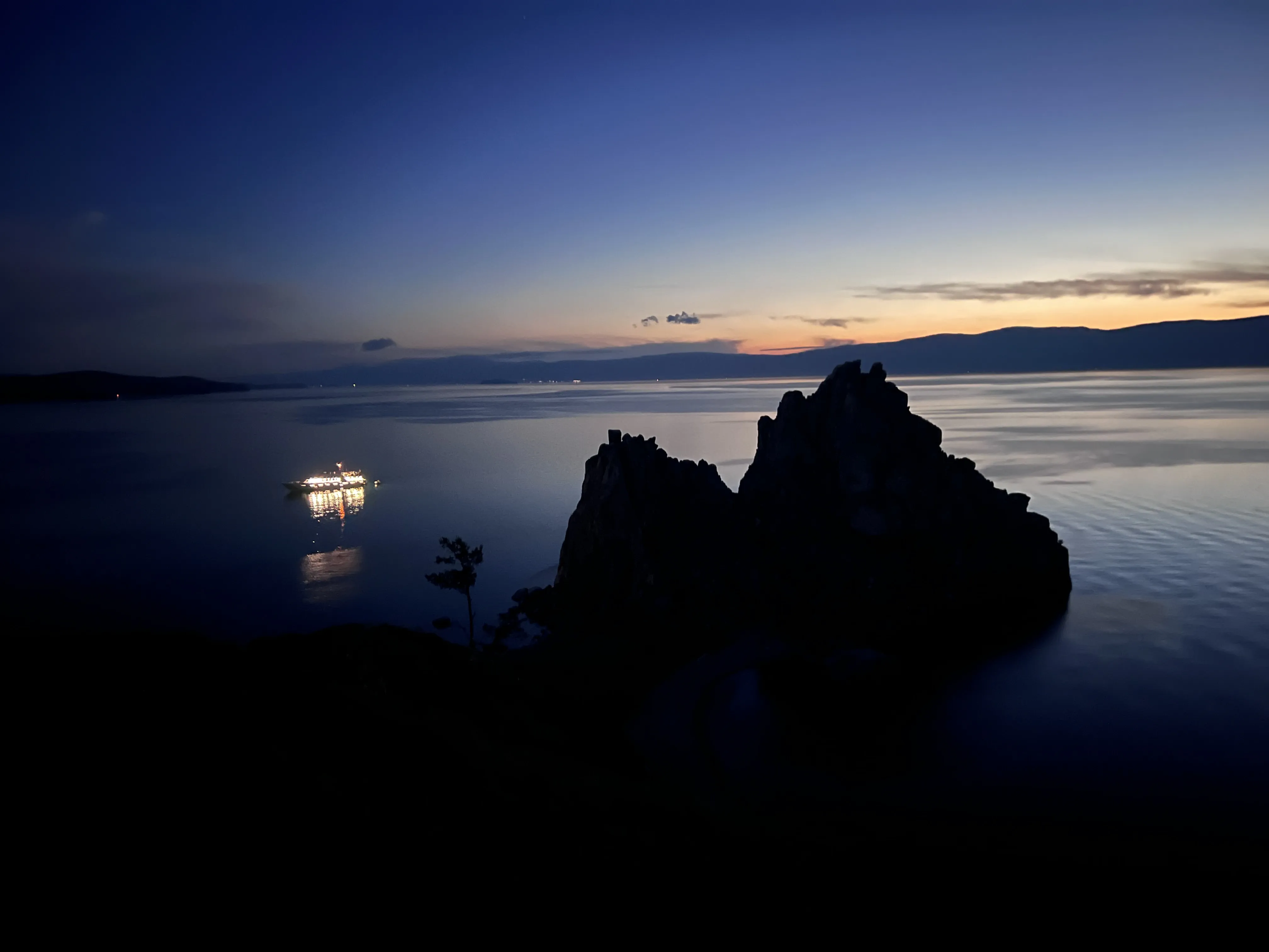 Ночной вид на Шаман скалу о.Ольхон