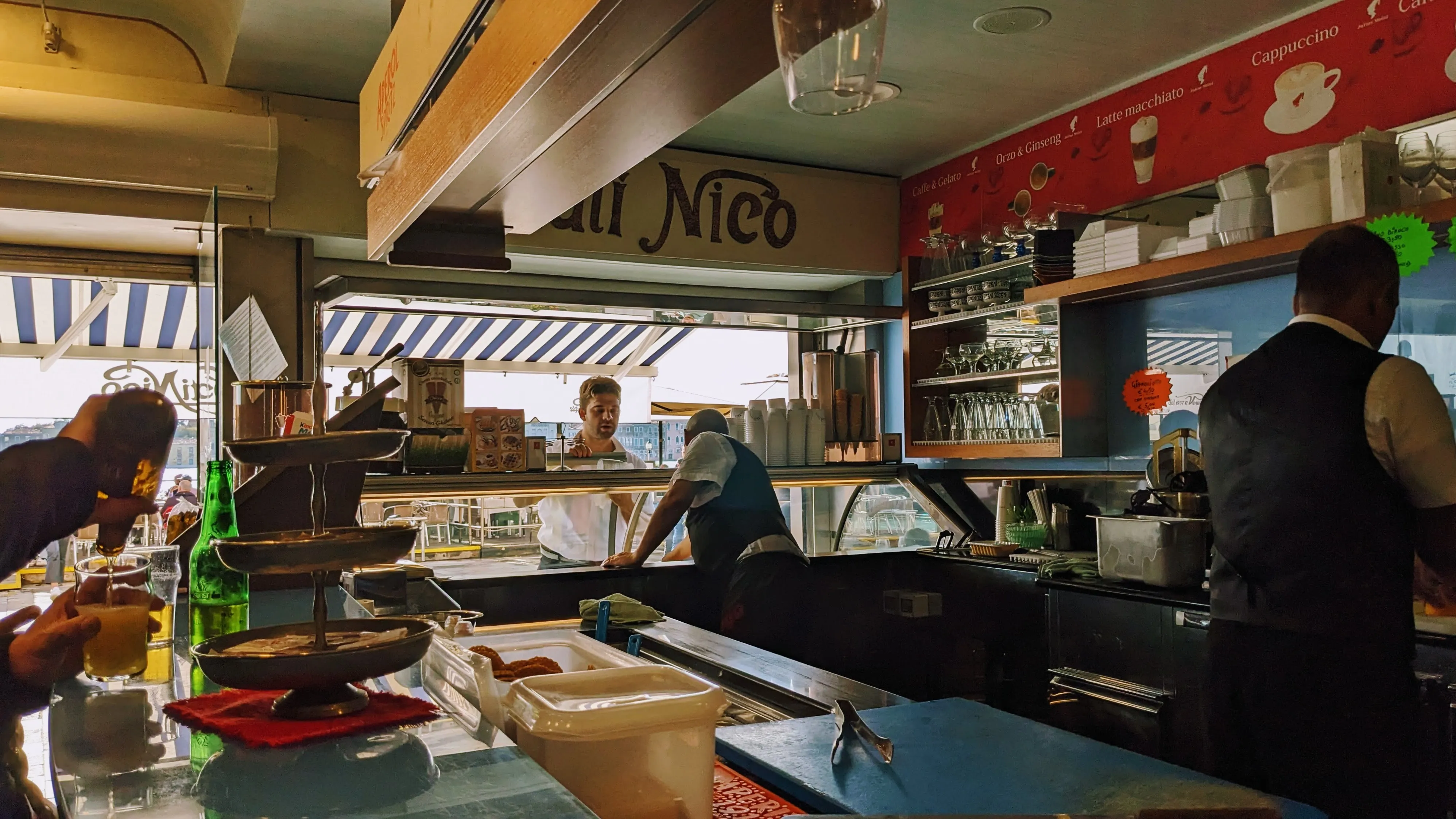 Момент в кафе