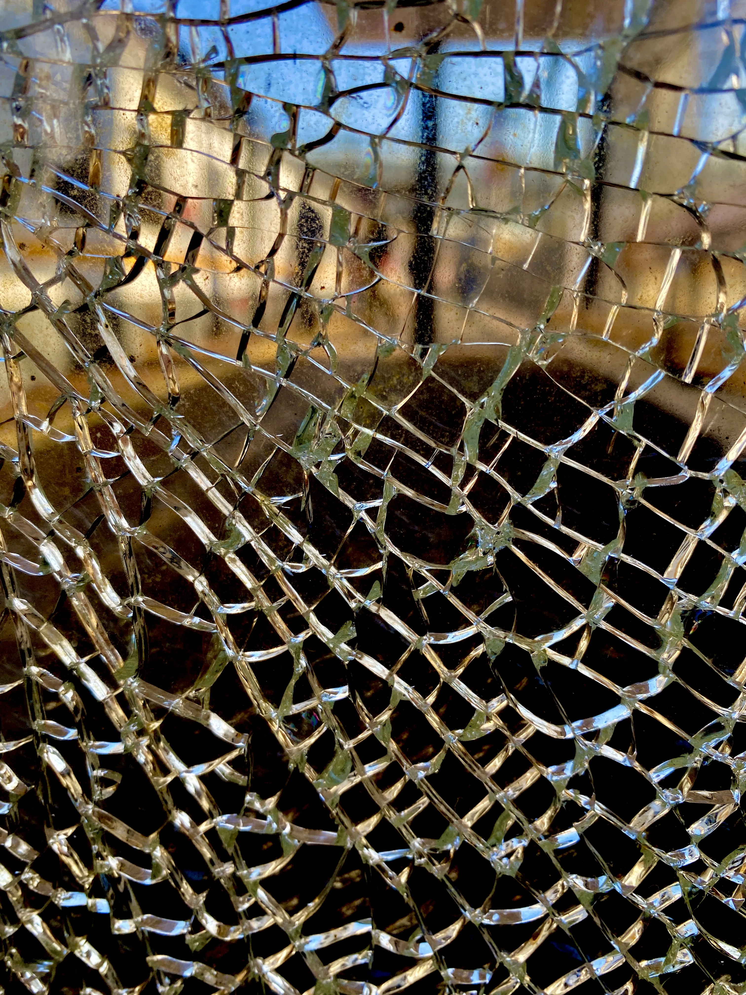 Загадка разбитого стекла