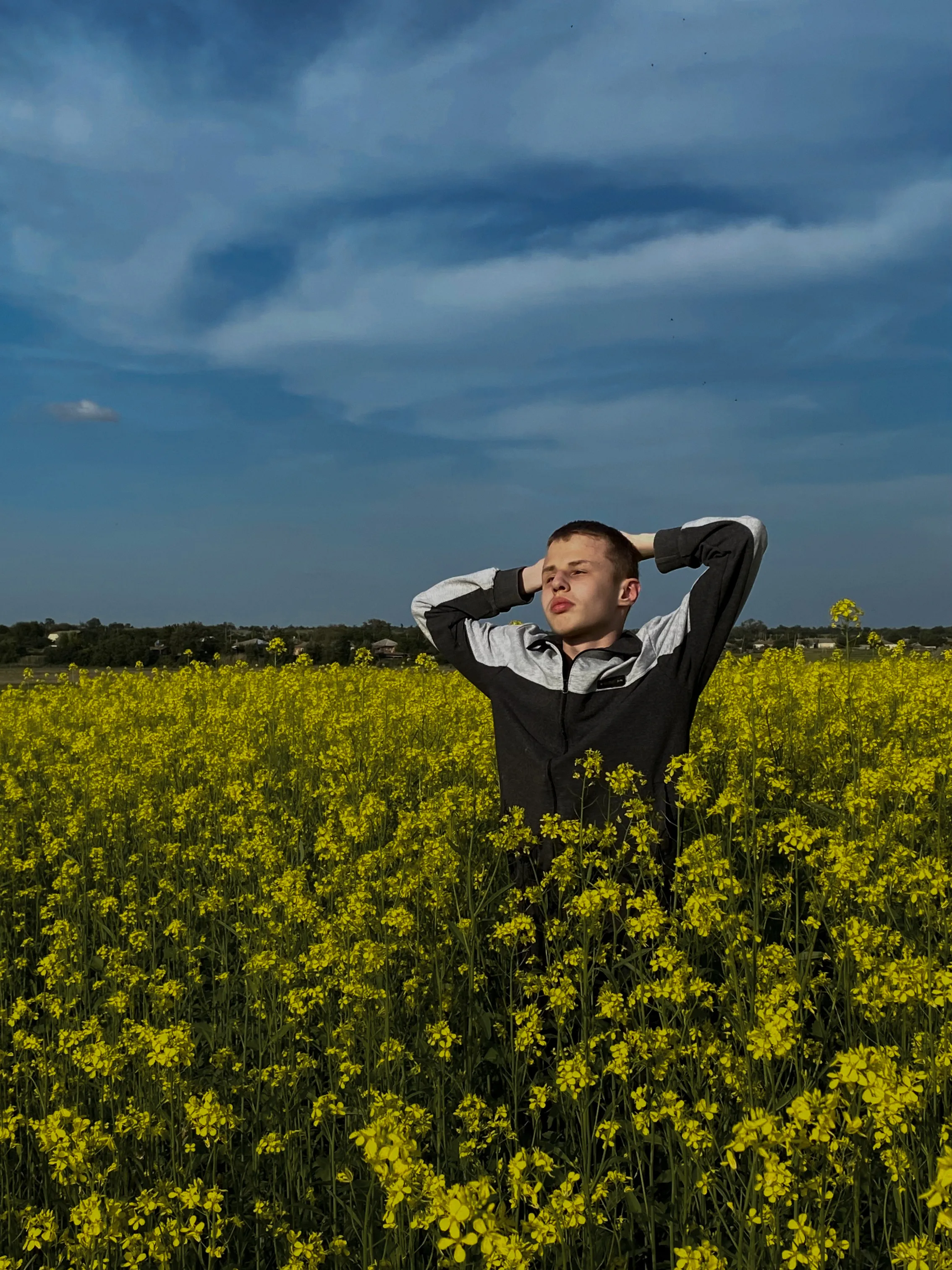 Незрячий в рапсовом поле