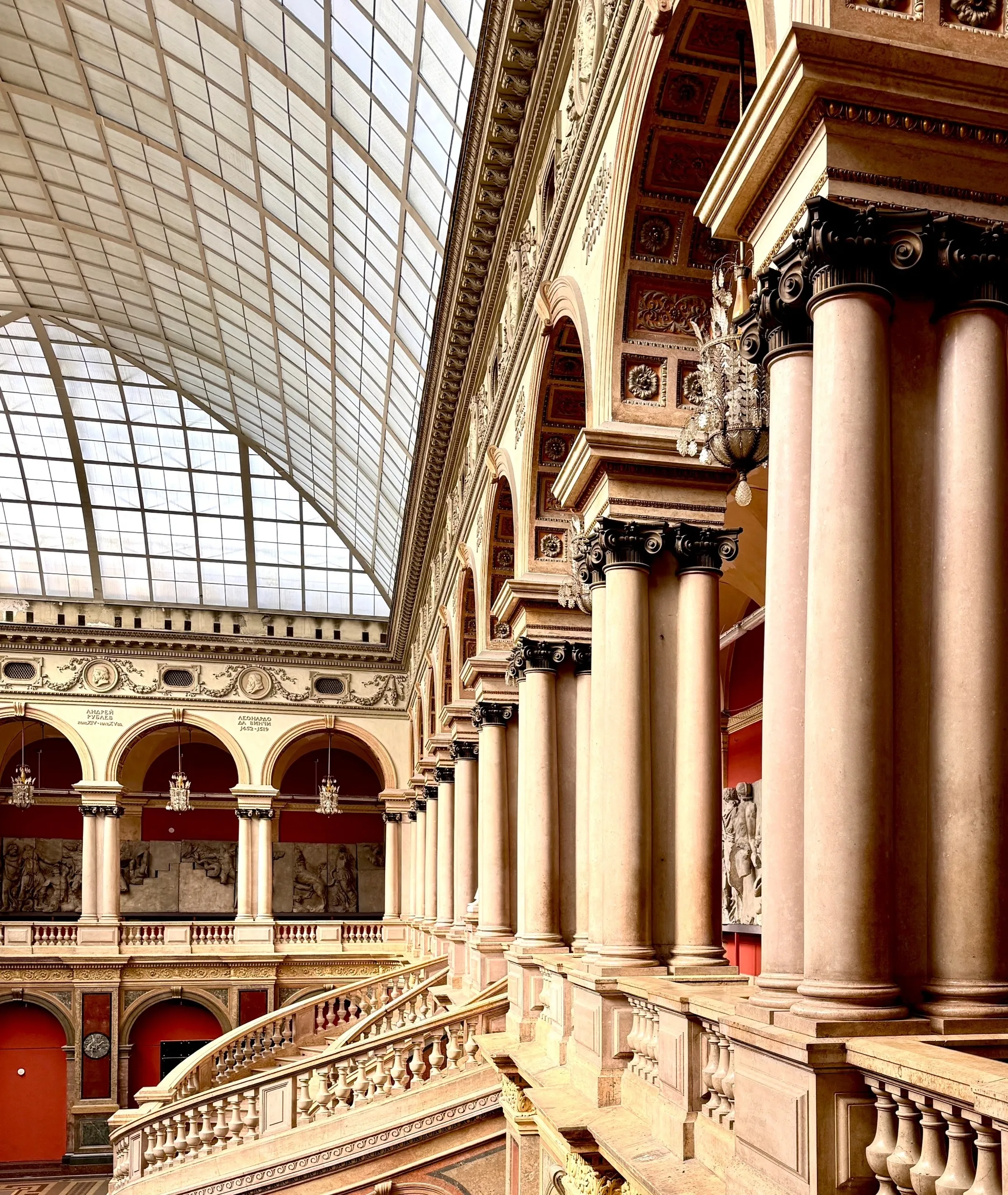 Колонны академии