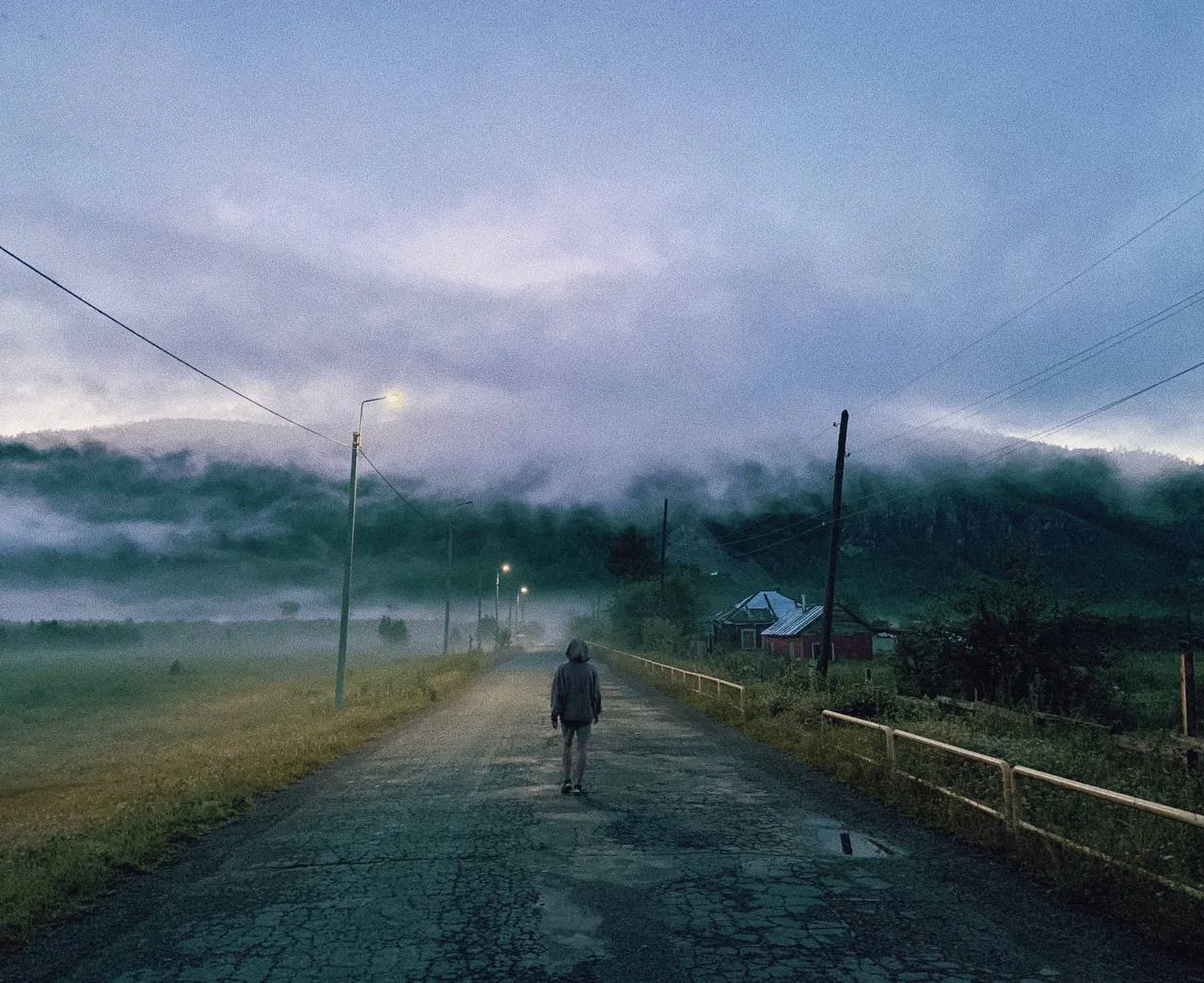 Туман опускается в селе Малая Сыя, Хакасия