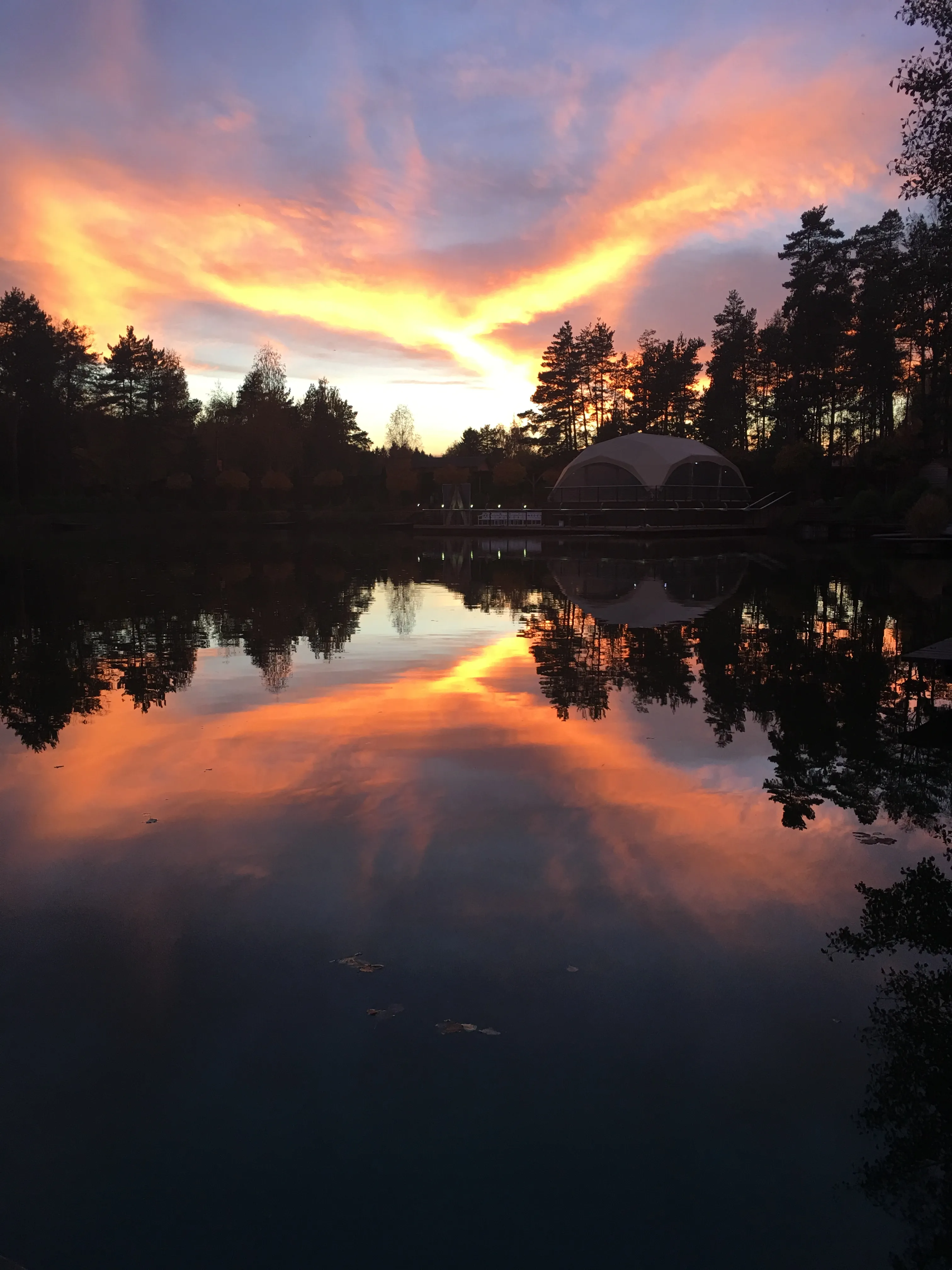 Закат над озером