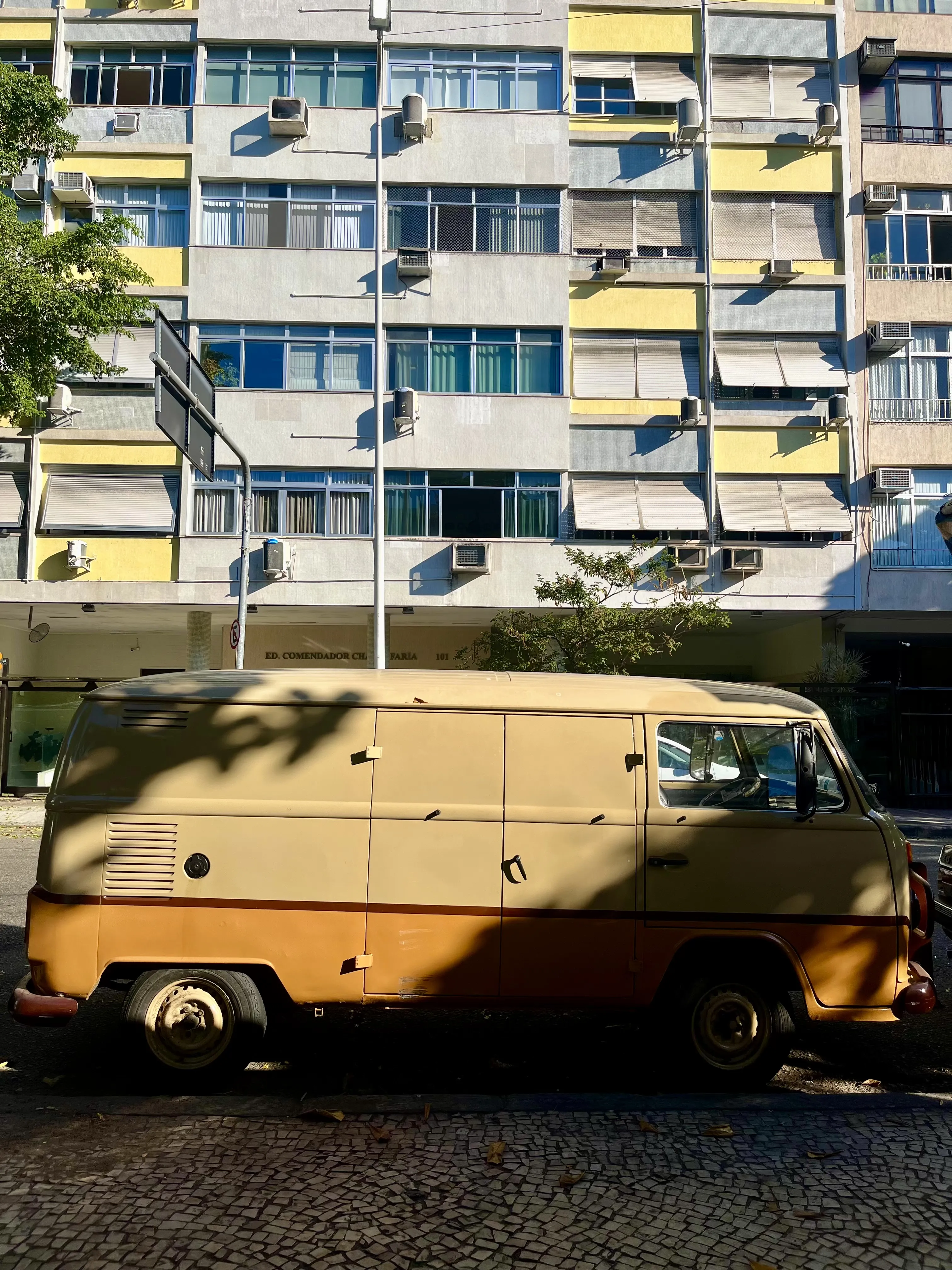 Современность, припаркованная у обочины
