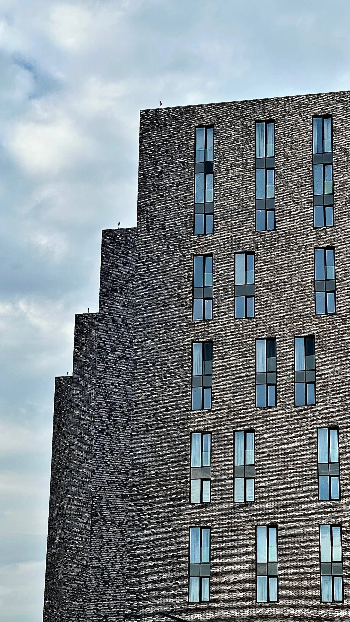 Взлетная линия города: Современная архитектура в кадре