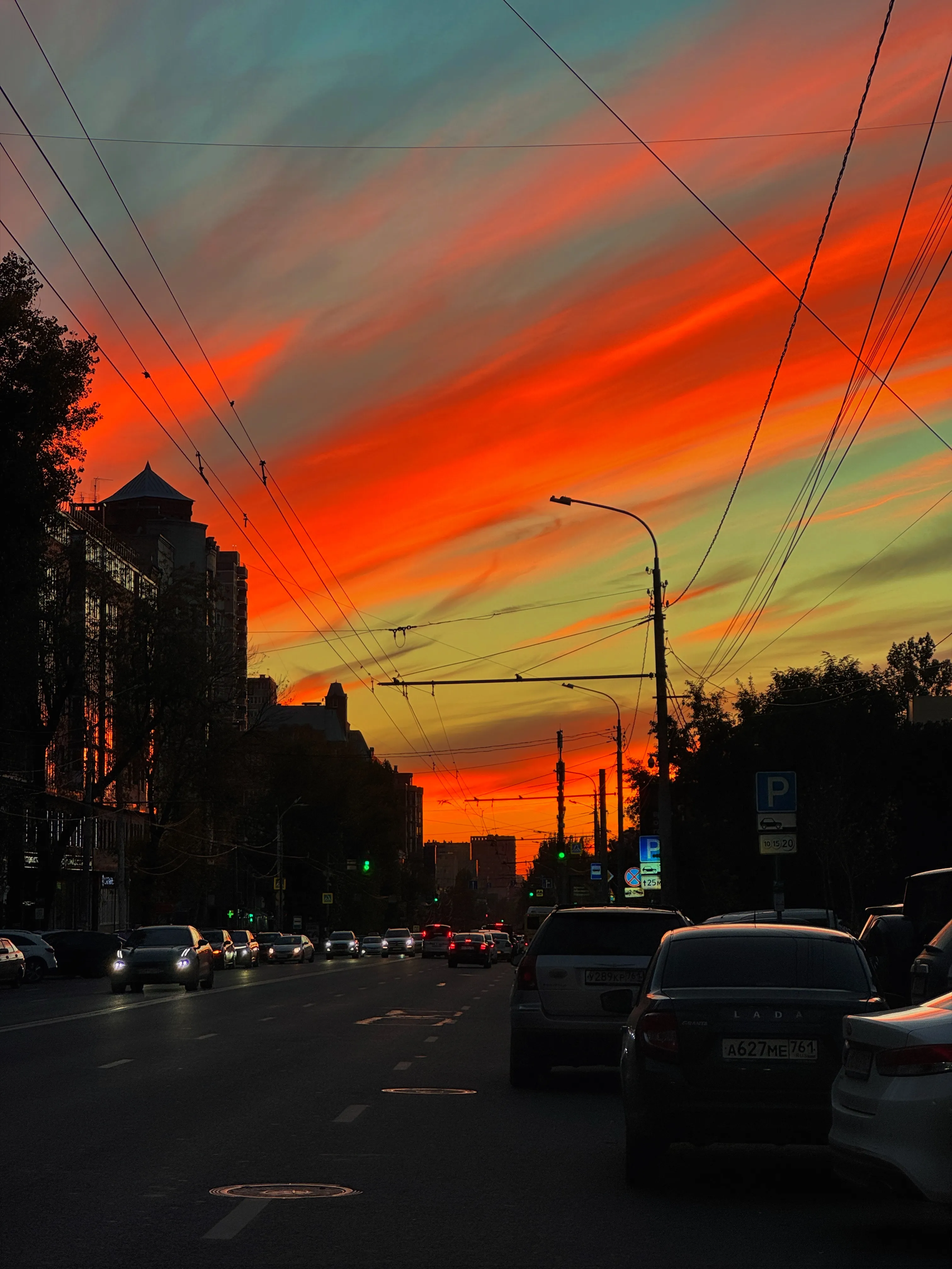 город по апельсиновым небом