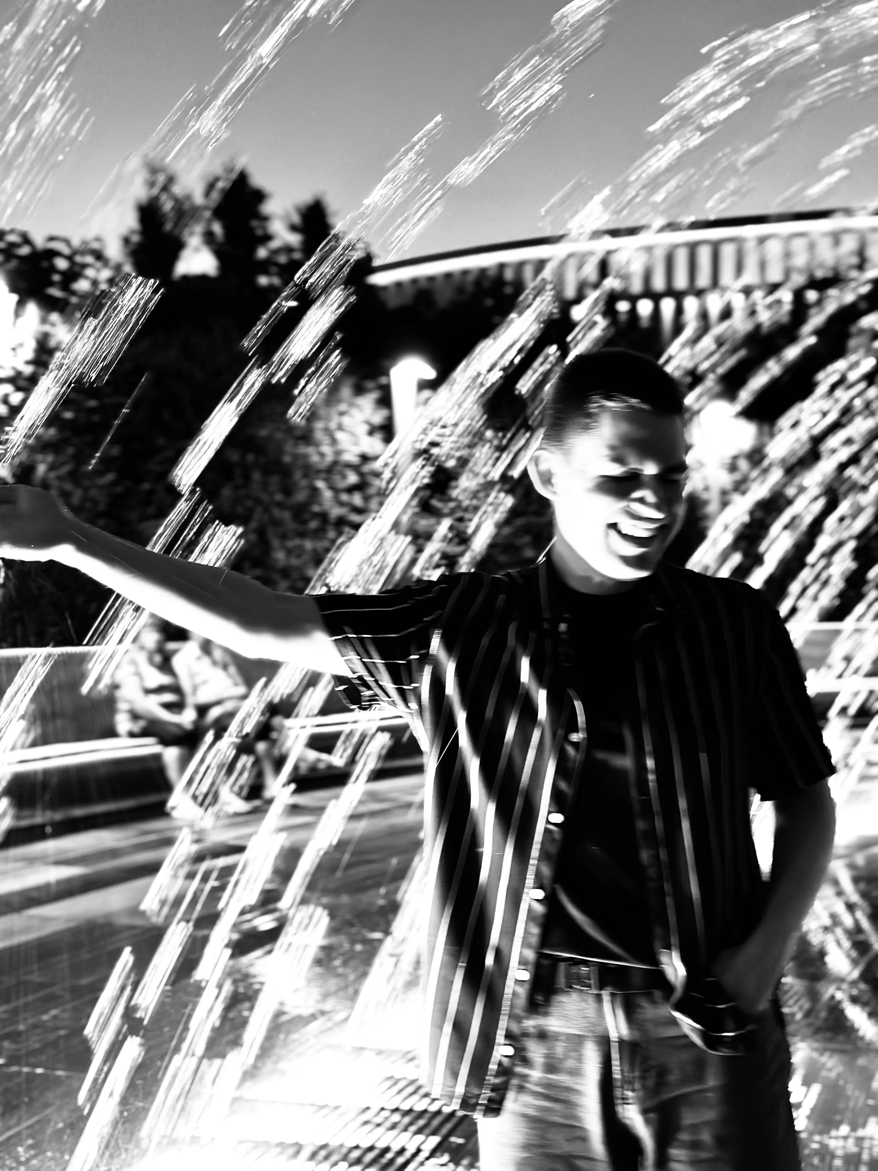 "Мгновение детства: гонка под фонтаном"