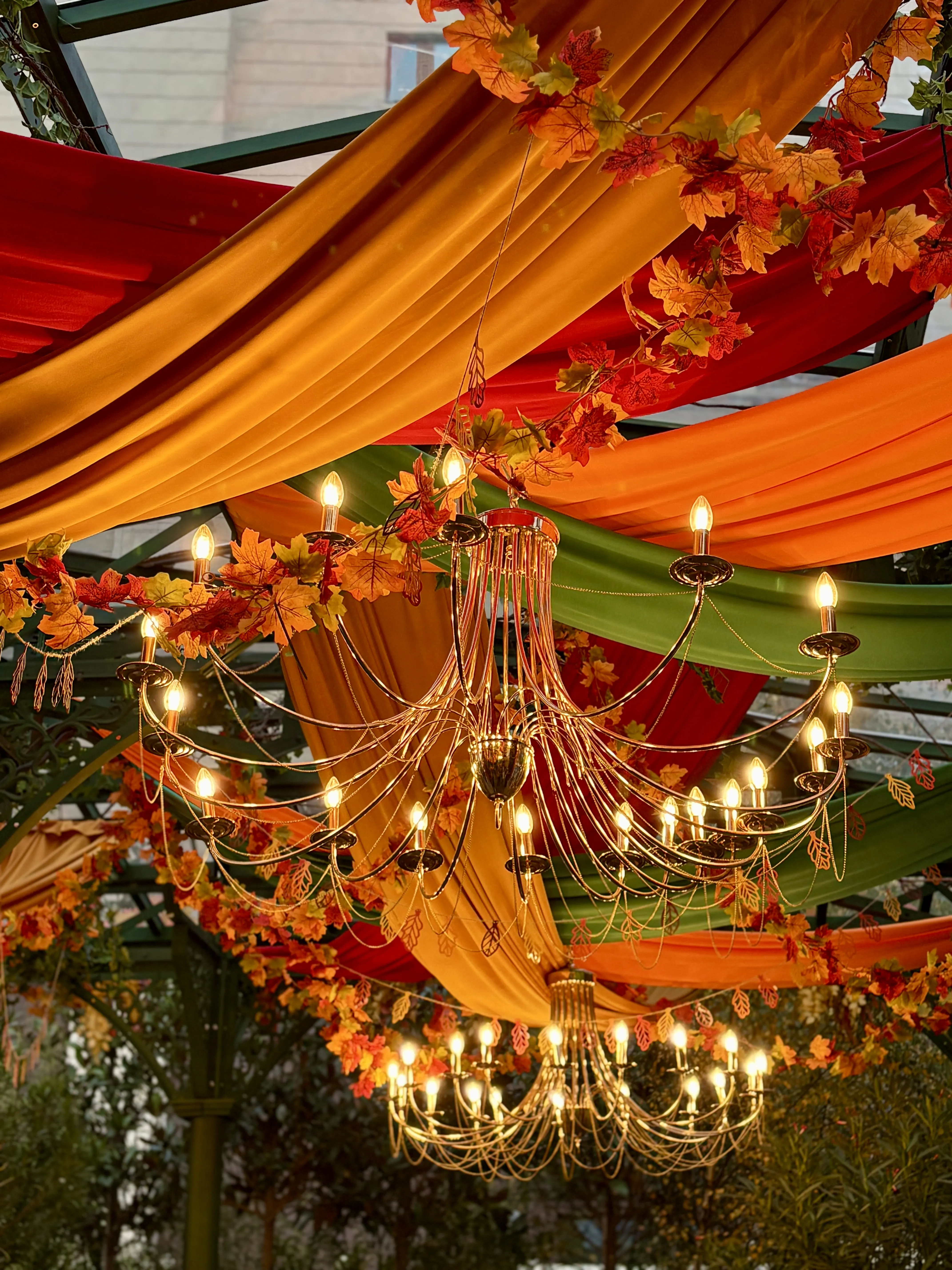 «Осеннее великолепие в огнях люстры»
