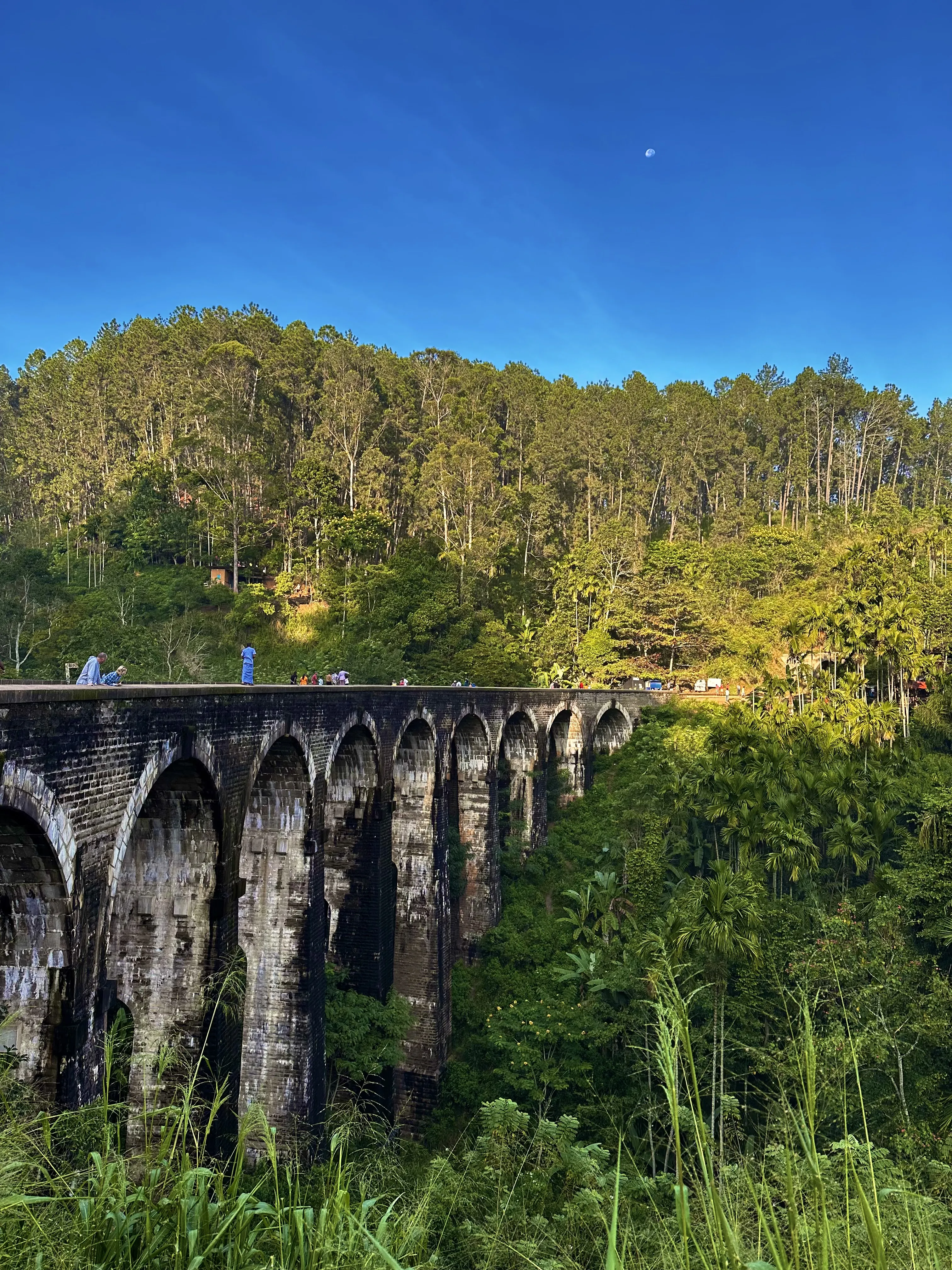 Каменный мост в лазурное небо