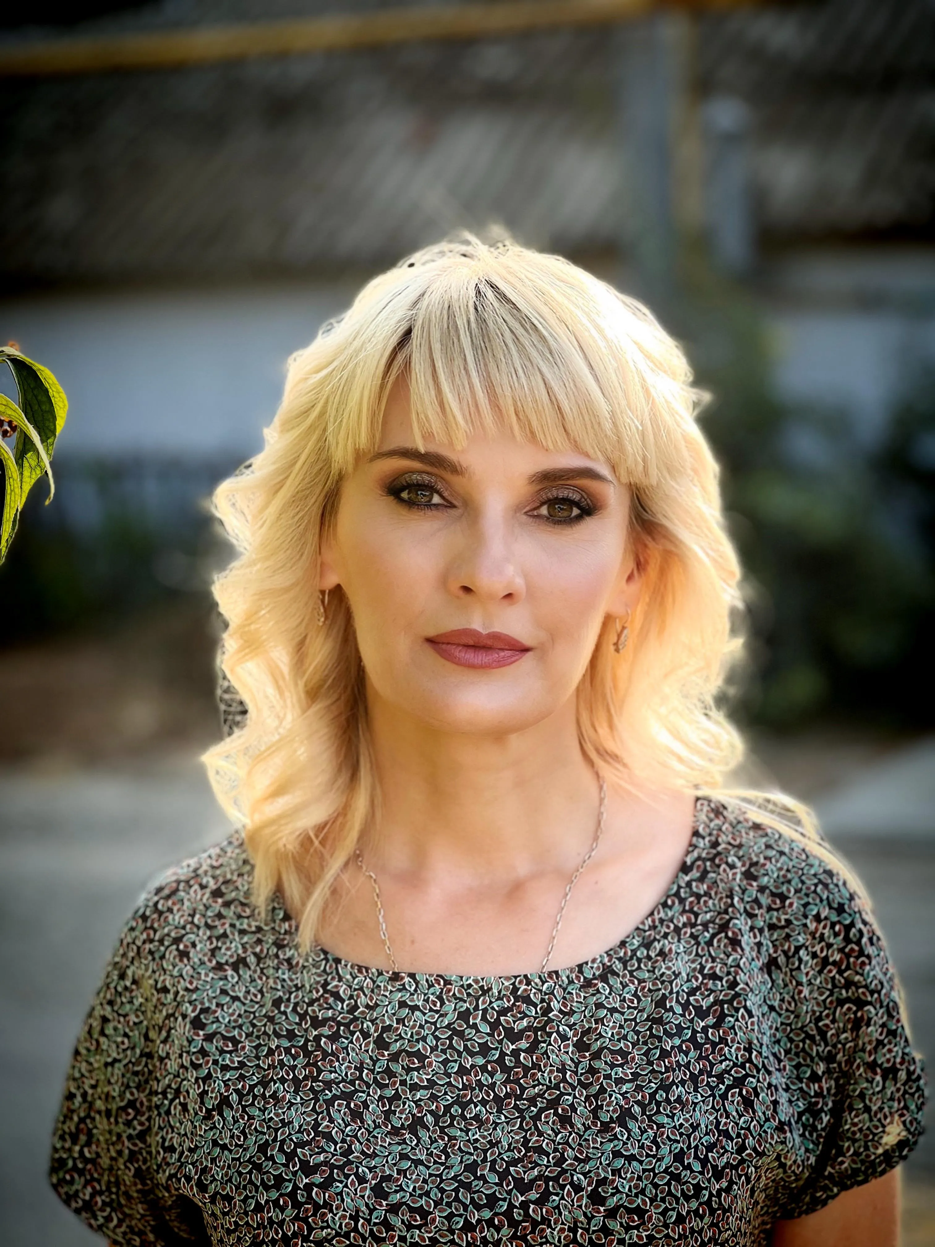 "Улыбка, скрывающая усталость"