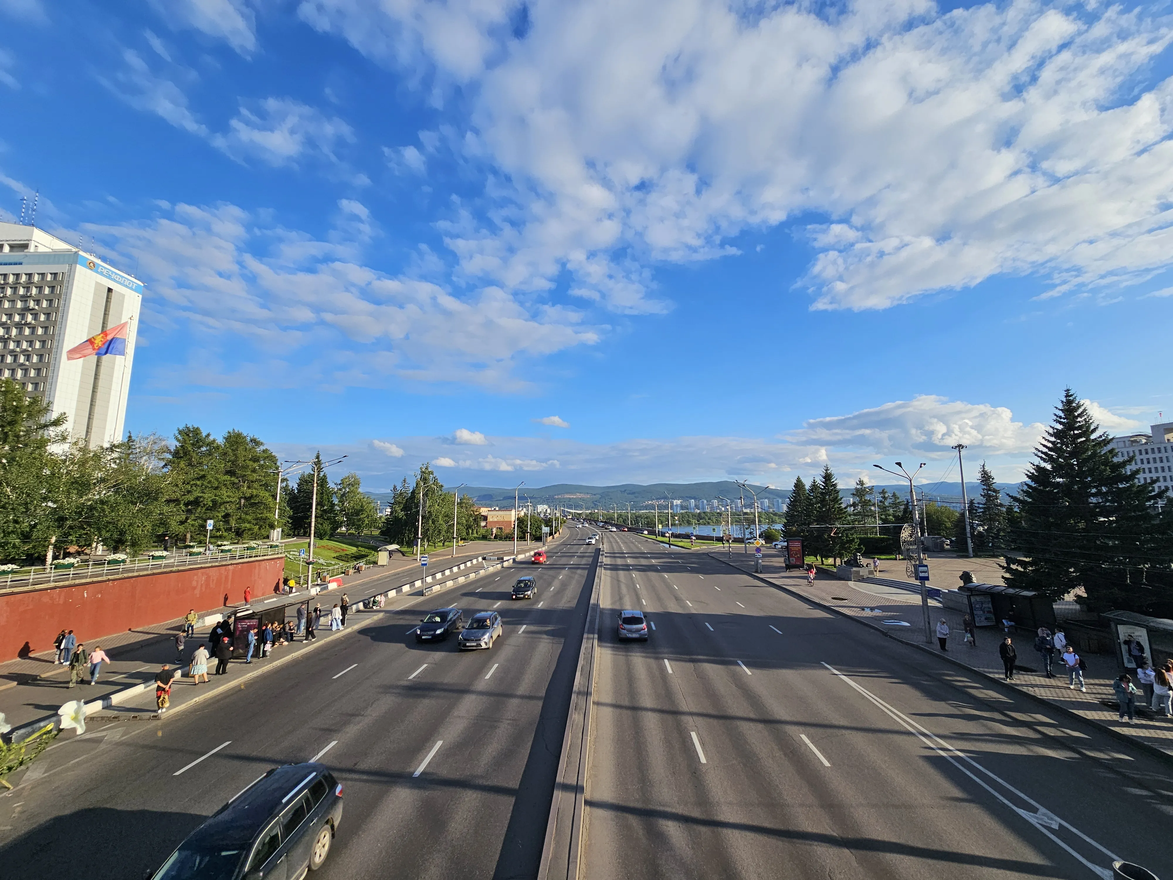 Город живет