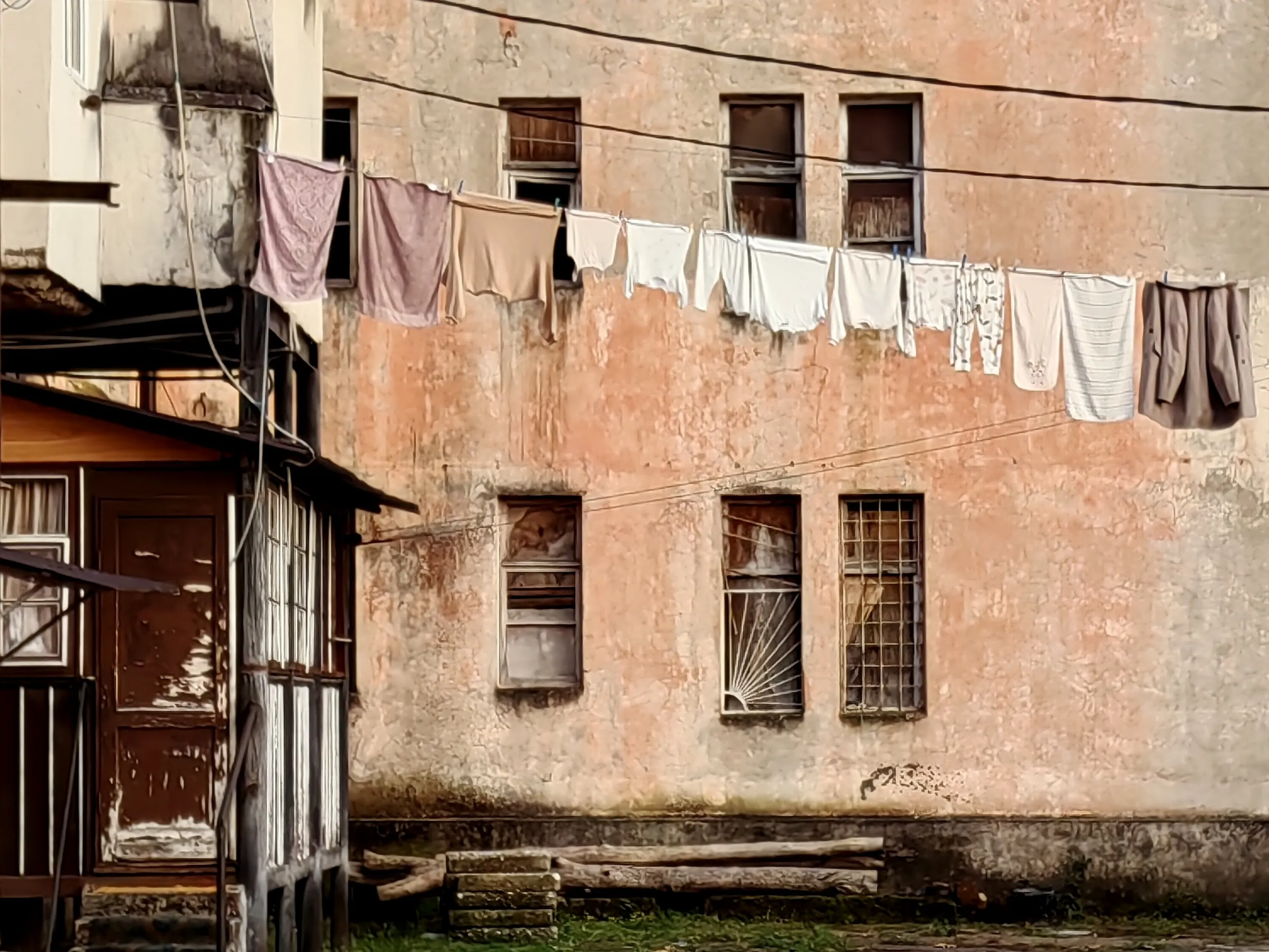 Сушка белья по -абхазски, жизнь продолжается.