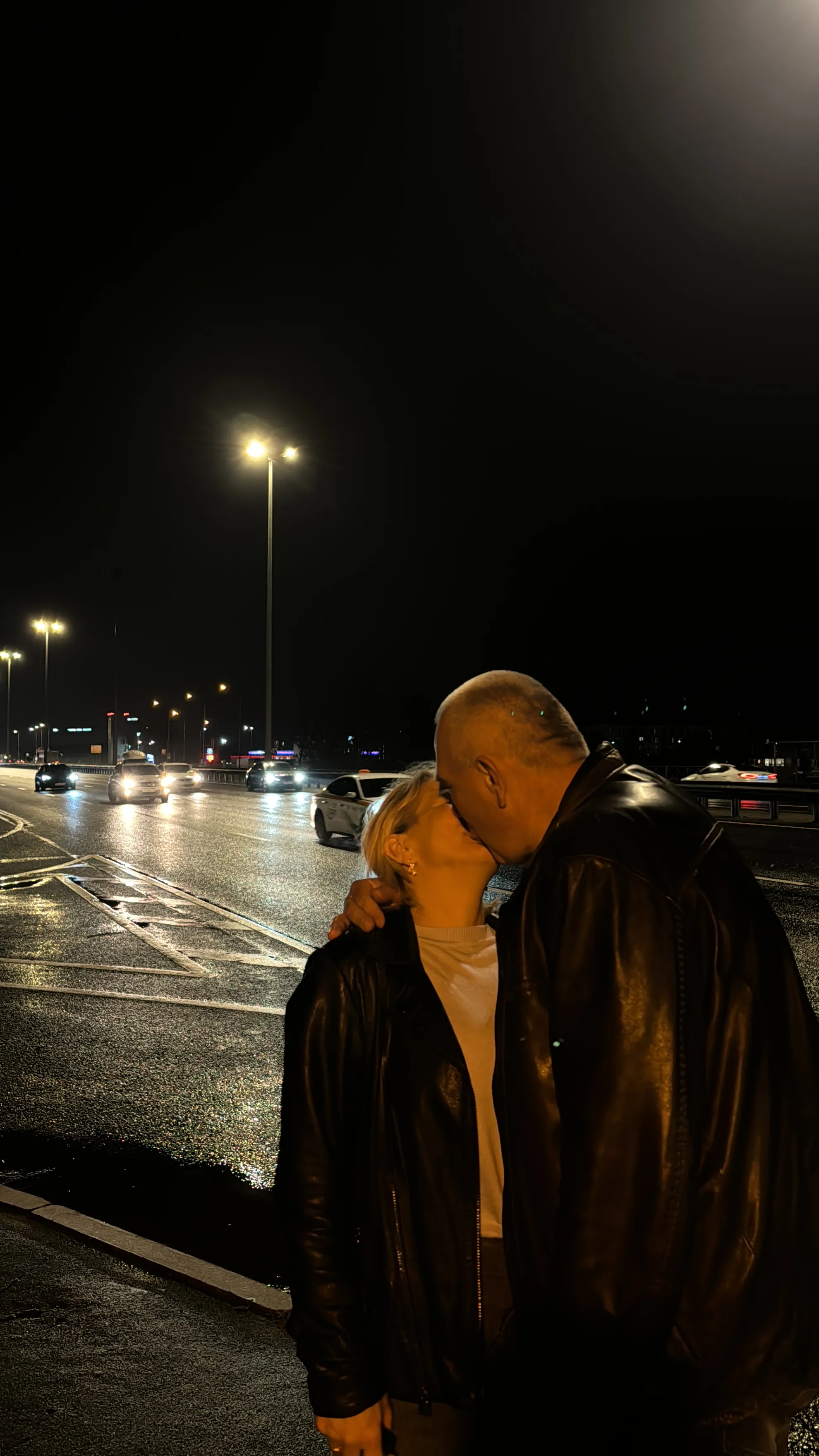 Под светом фонарей