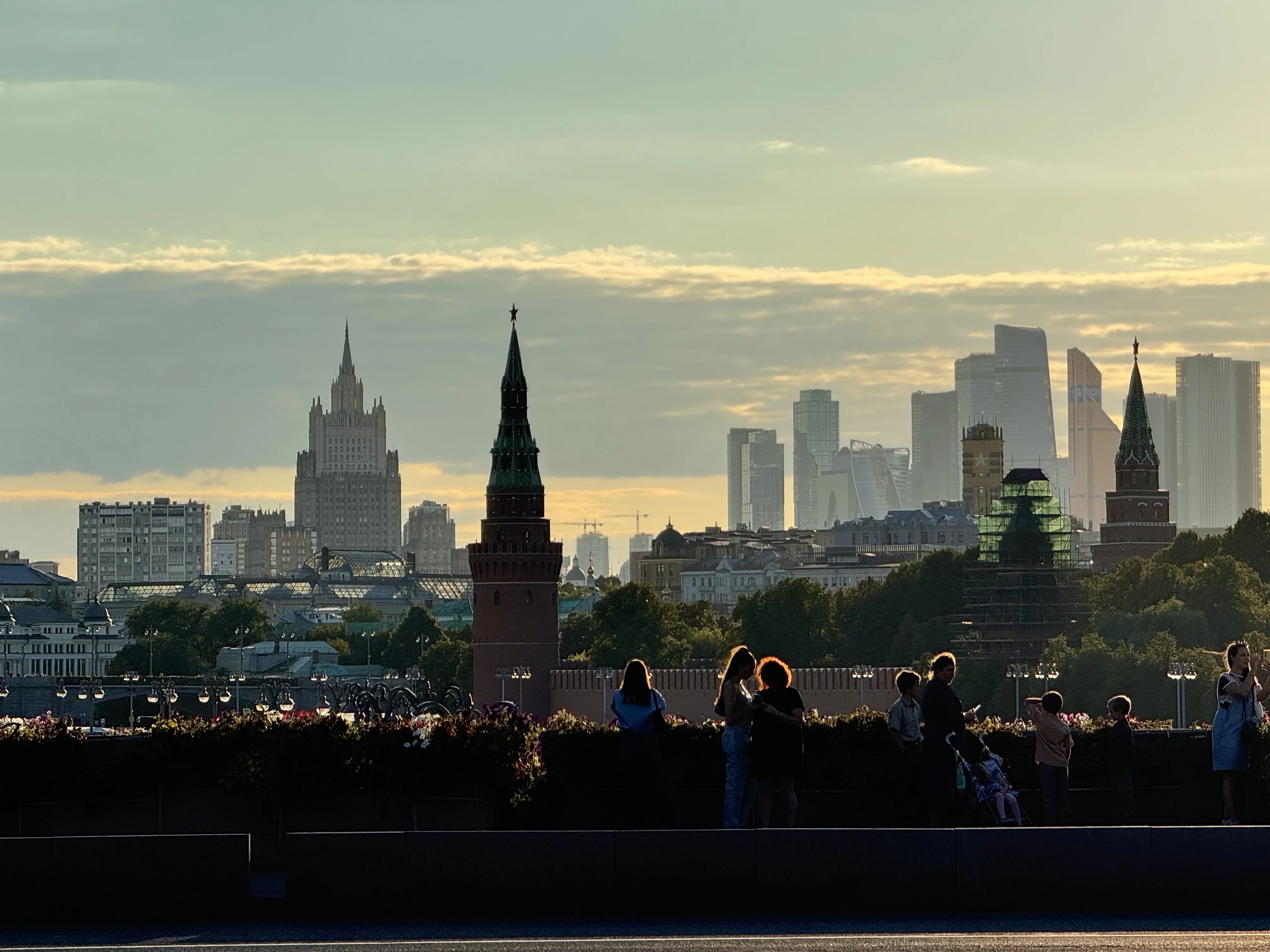 В каждом фрагменте своя история.