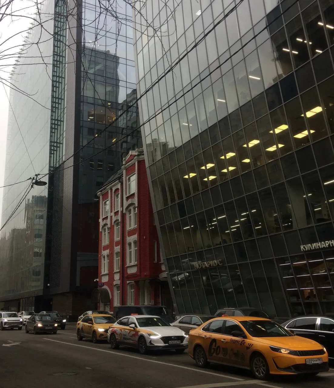 За стеклянными стенами