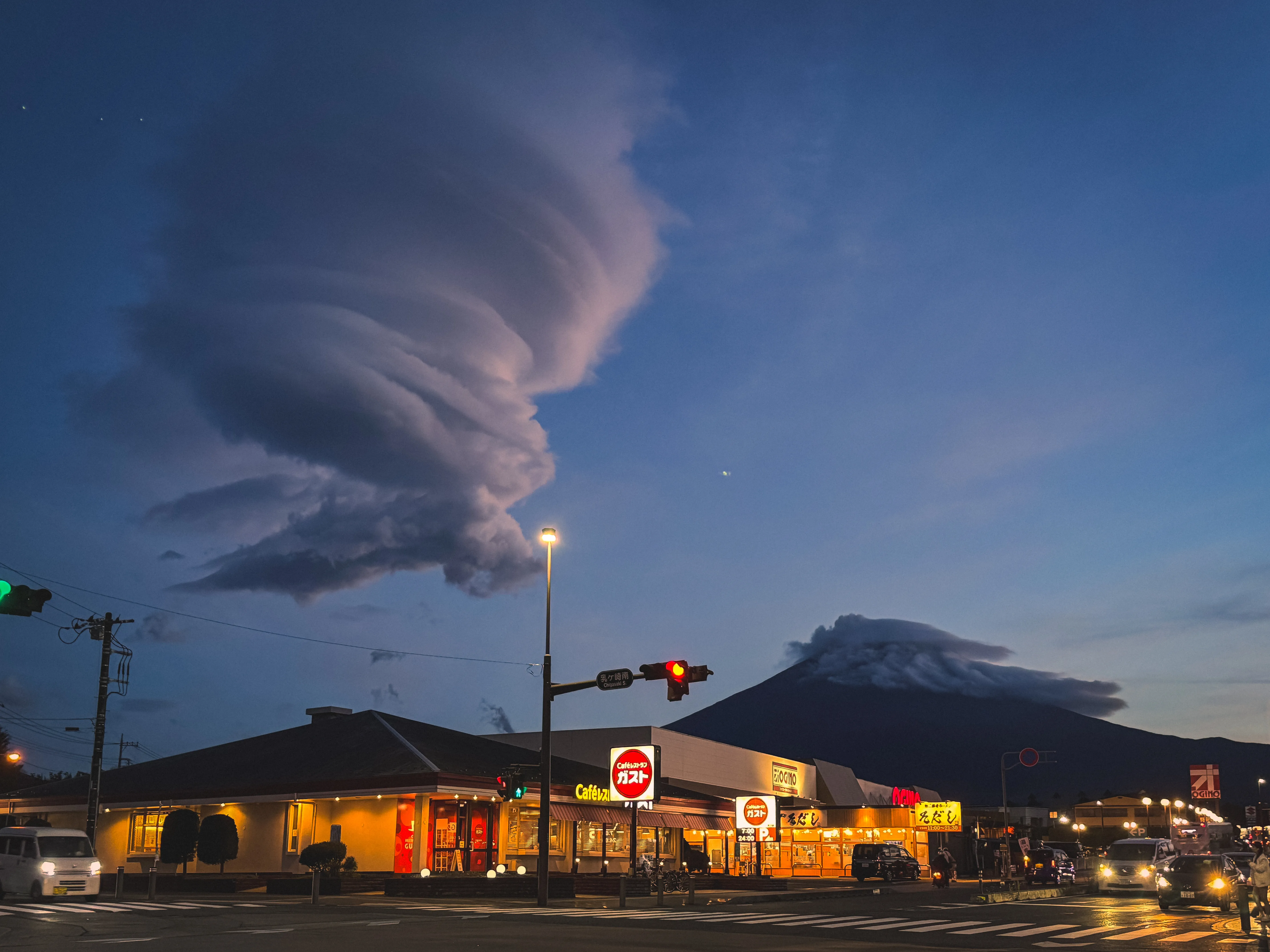 Вечер. Облако. Фудзи.