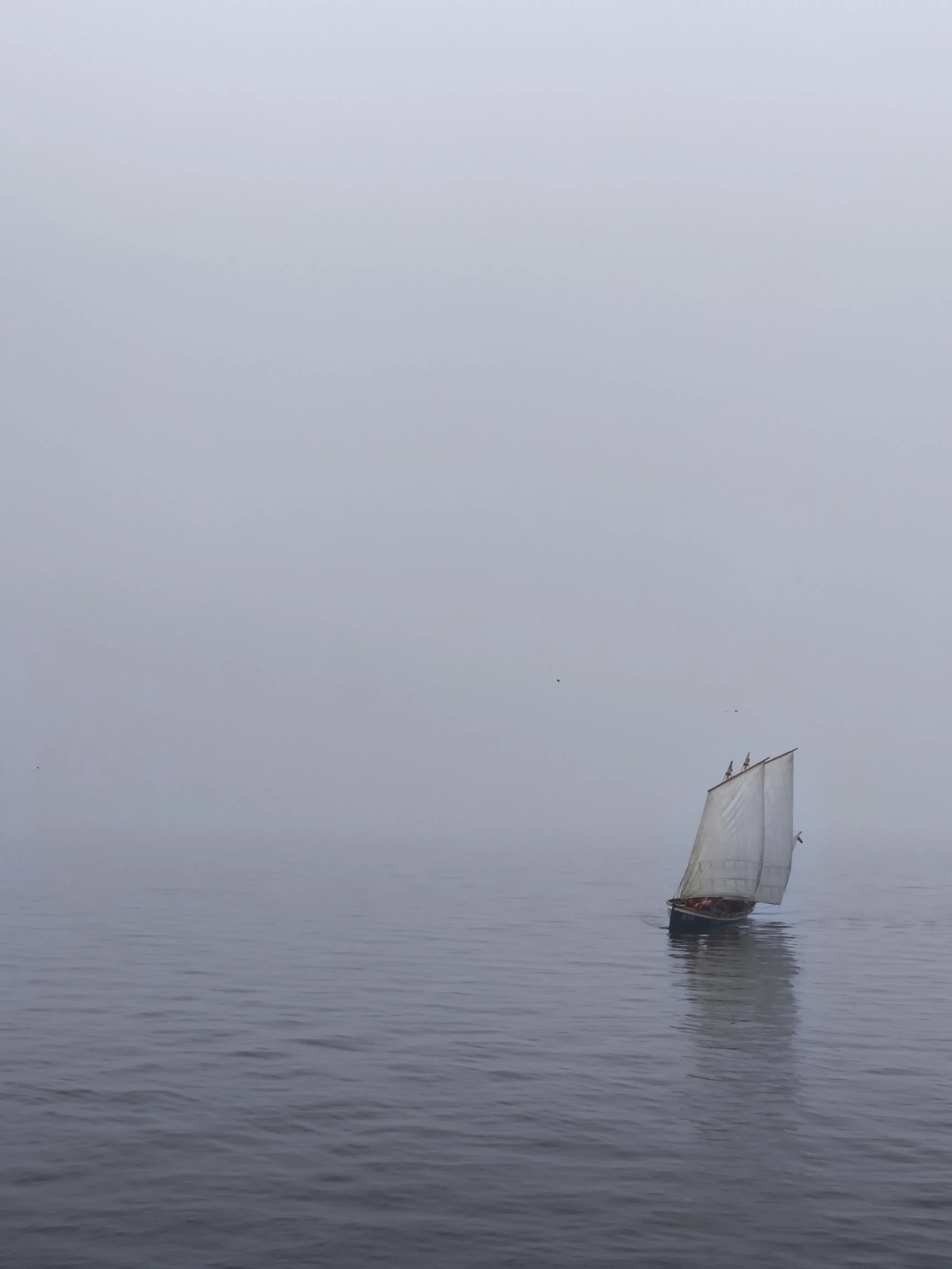 Белеет парус...