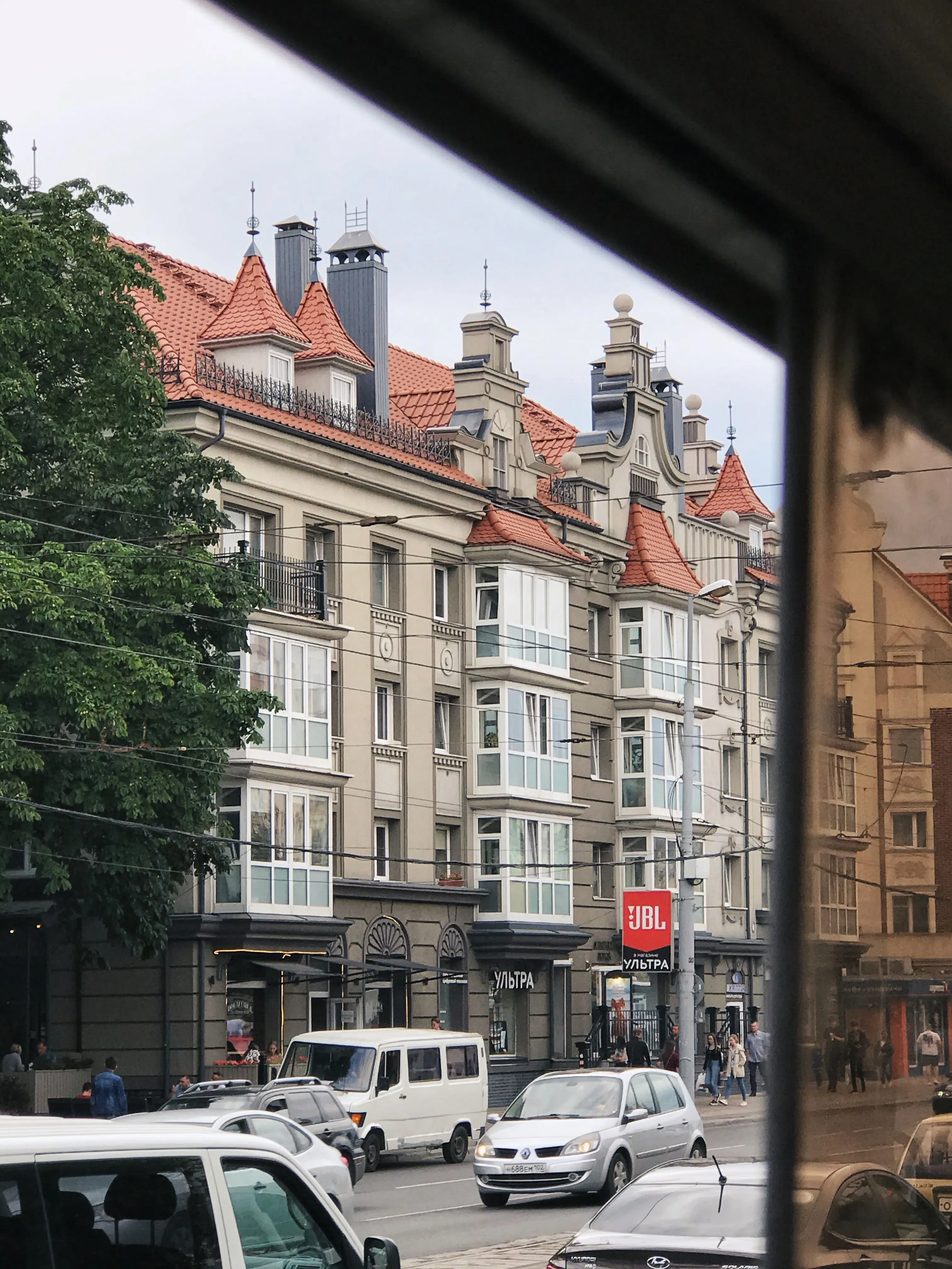 Из автобуса