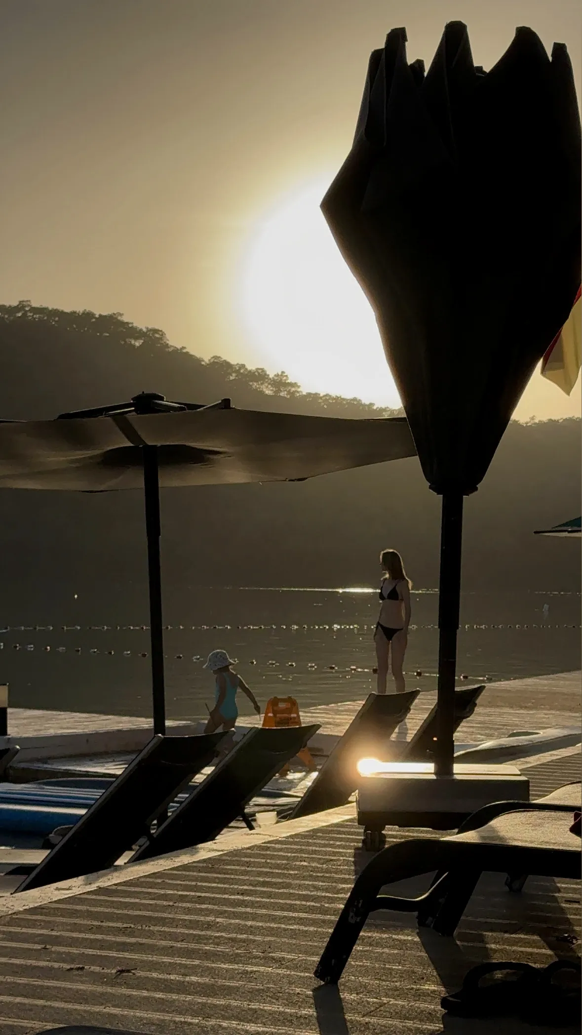 В тени уходящего солнца.