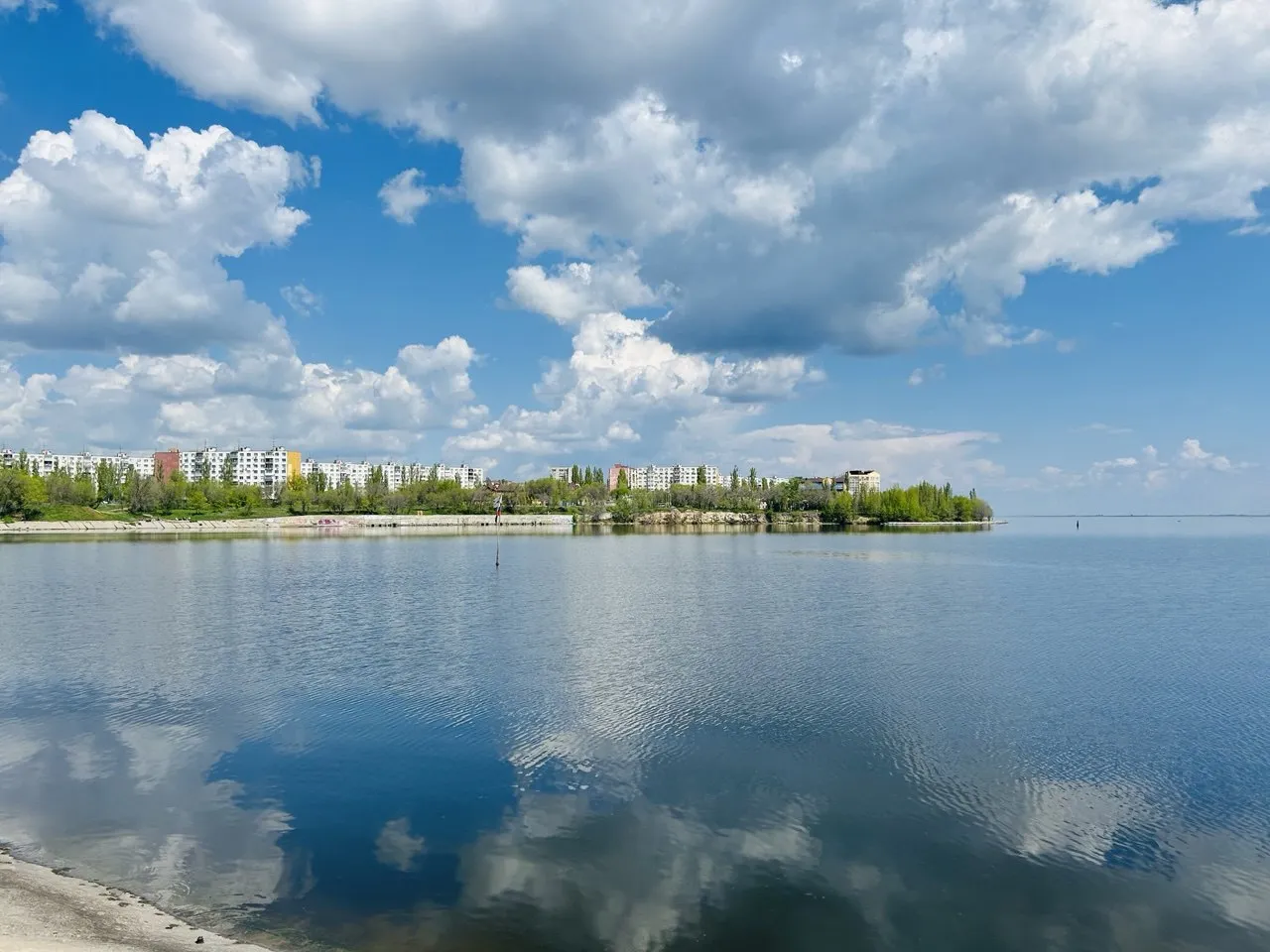 Между небом и рекой