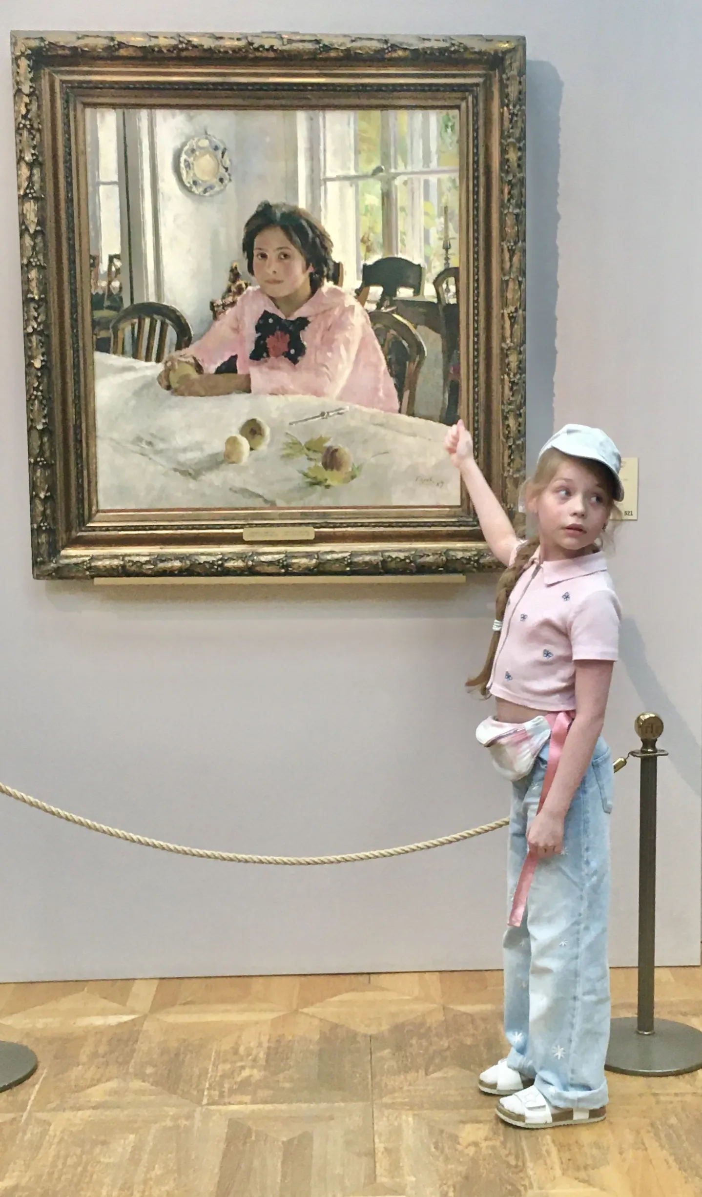 Лайк девочке с персиками