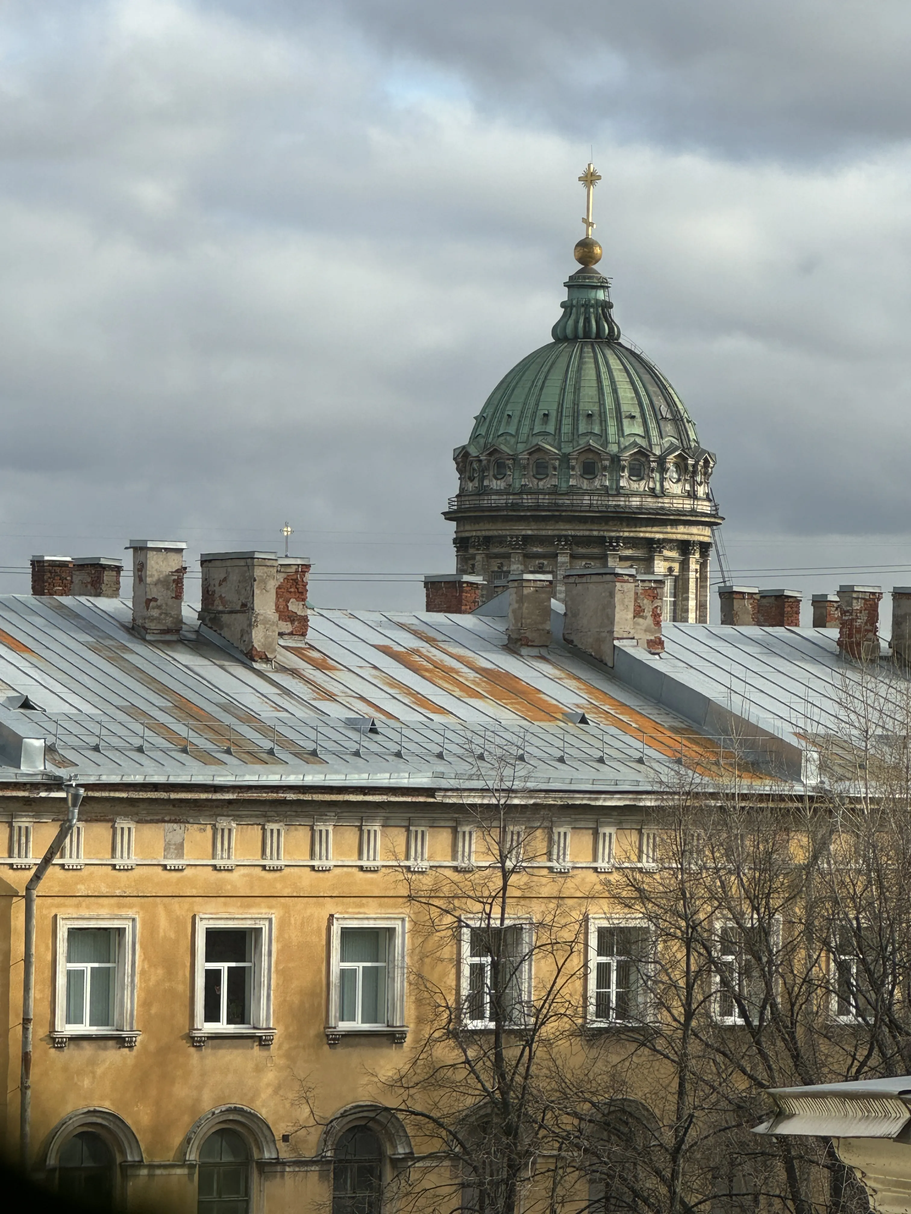 Над крышами старого города