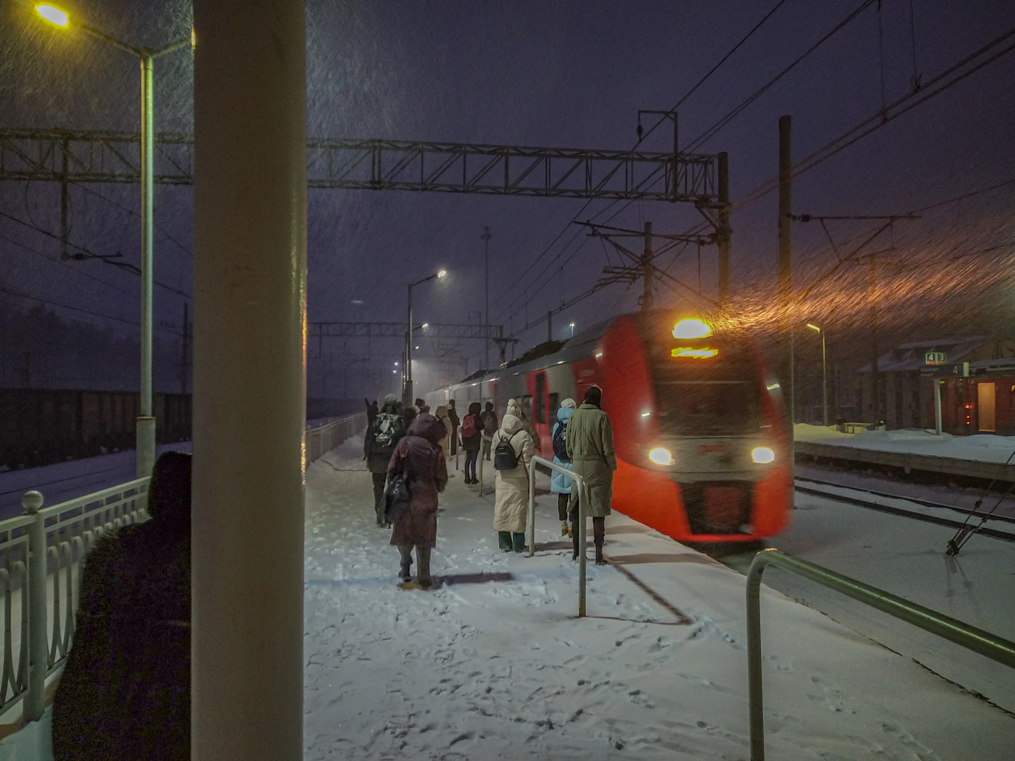 ПРИБЫТИЕ ЭЛЕКТРИЧКИ В МЕТЕЛЬ