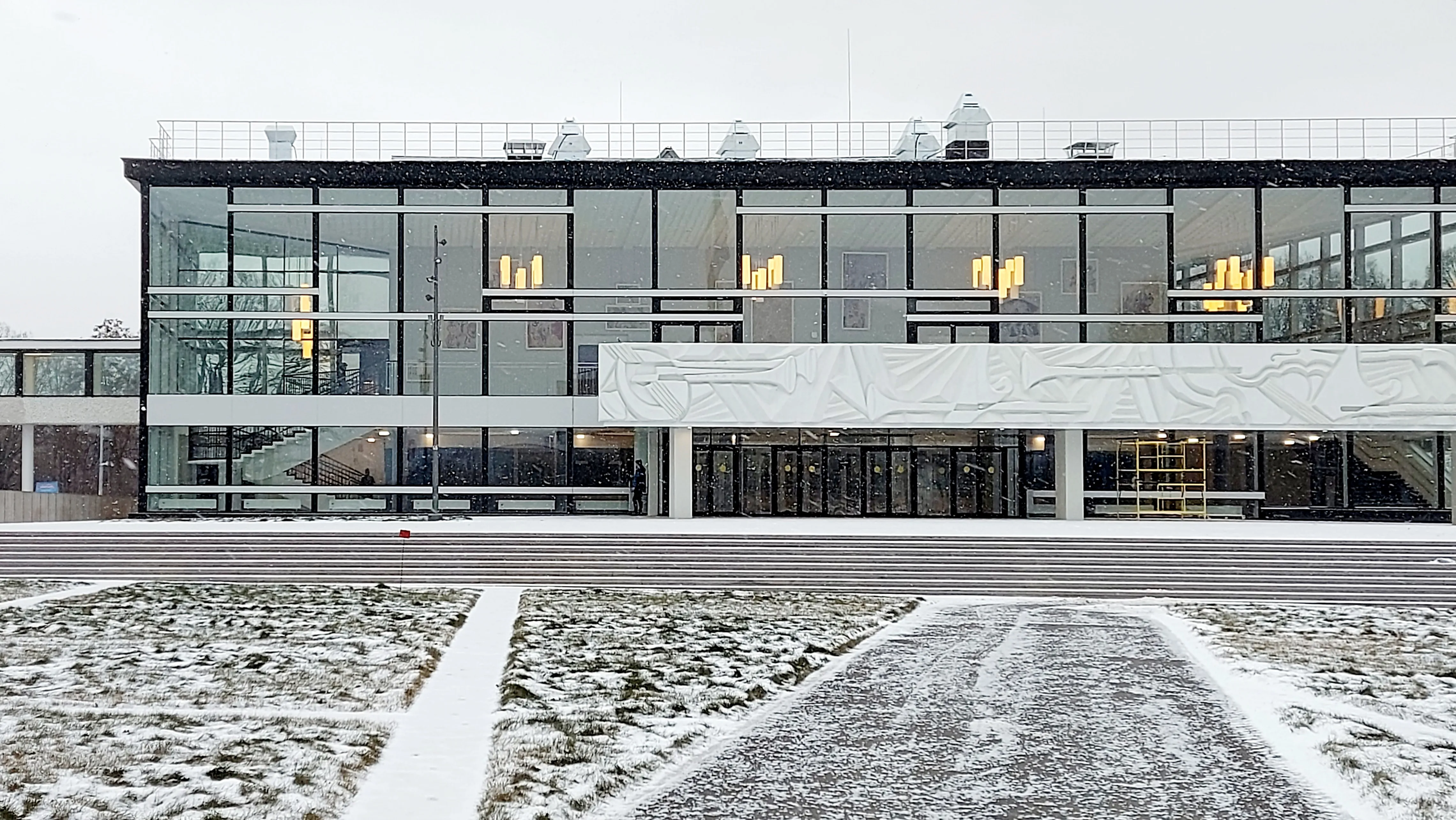 Дворец без пионеров