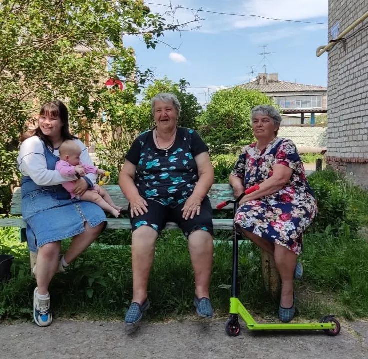 Бабушки - пробабушки,внуки- правнуки.