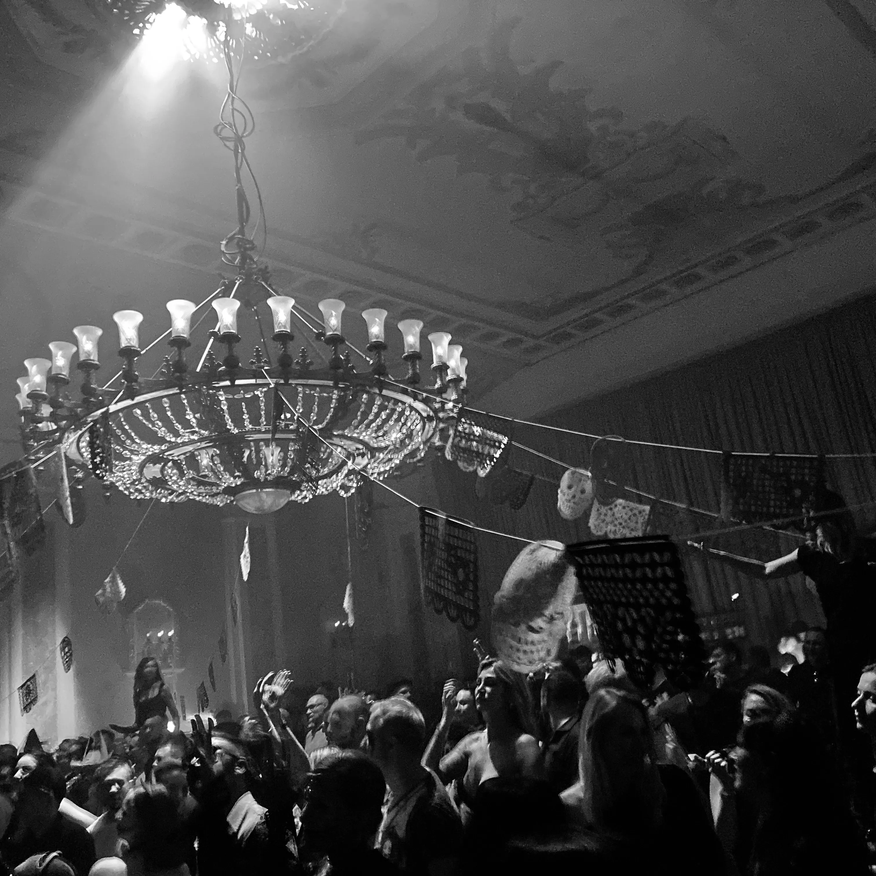 Люстра винного склада