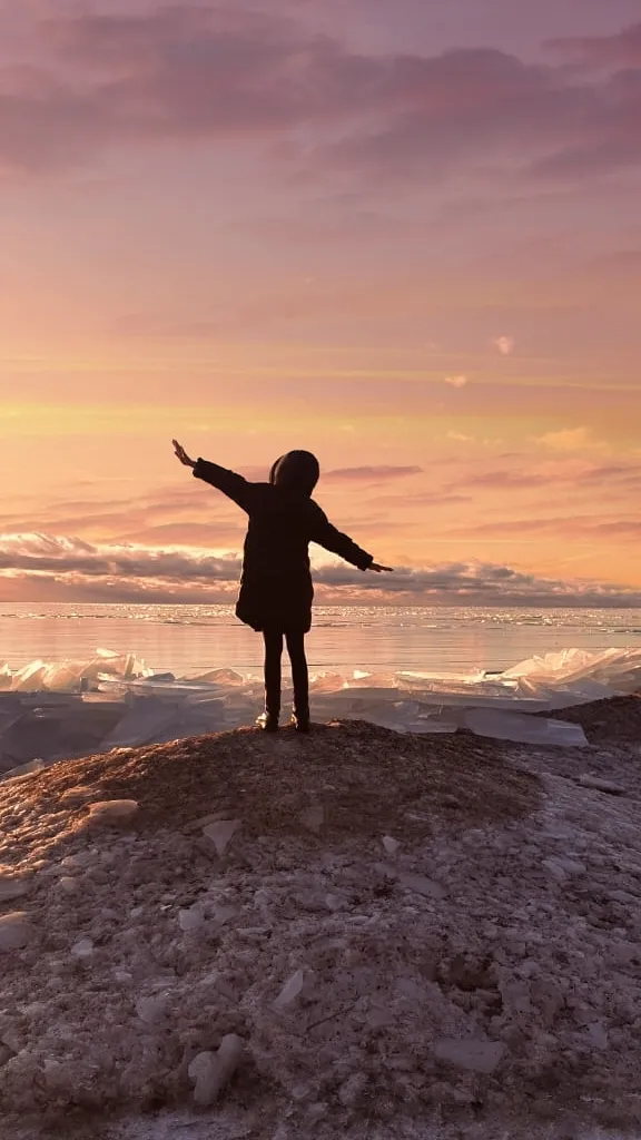 На груде мерзлого льда..