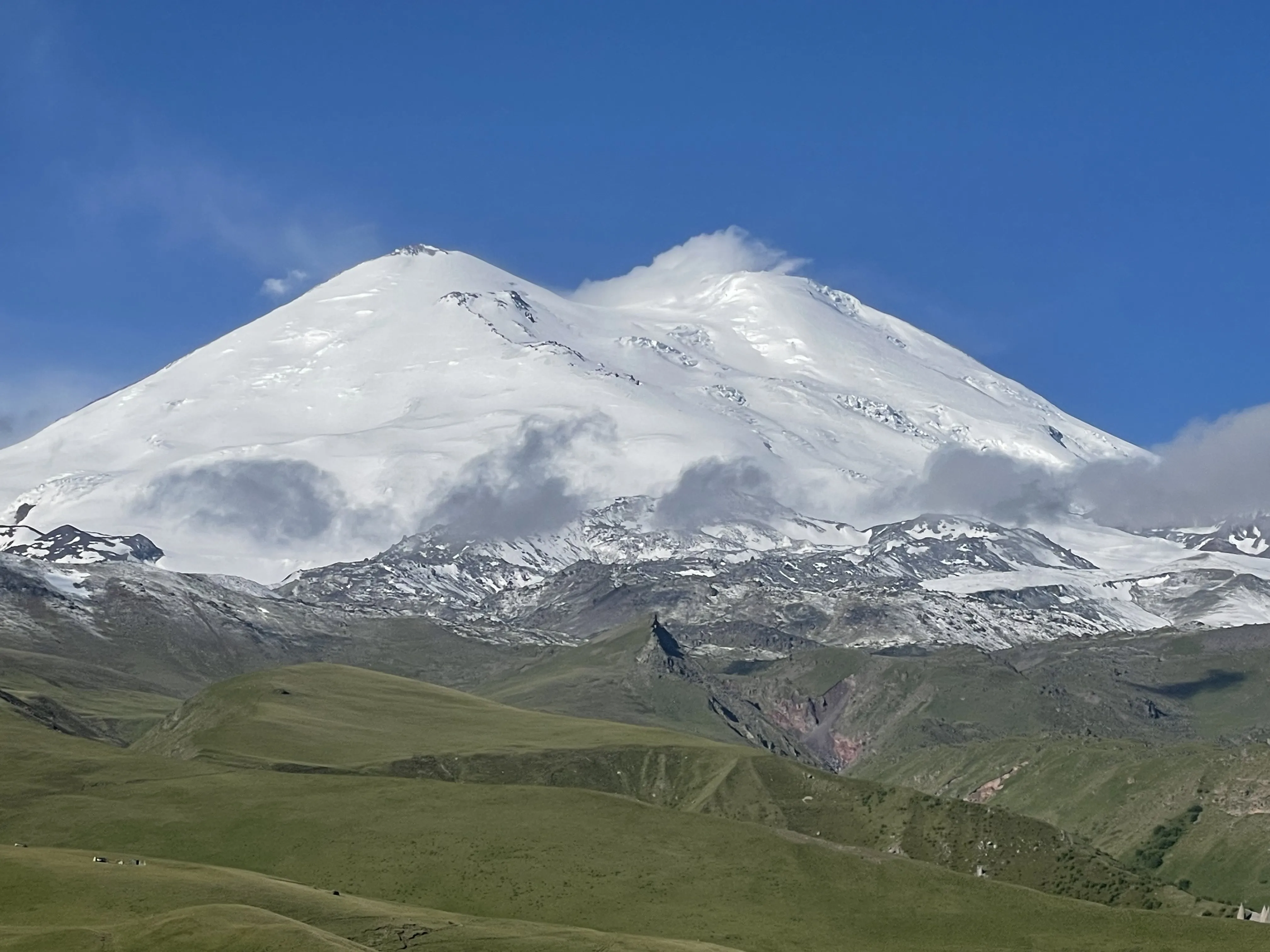 Эльбрус пред нами
