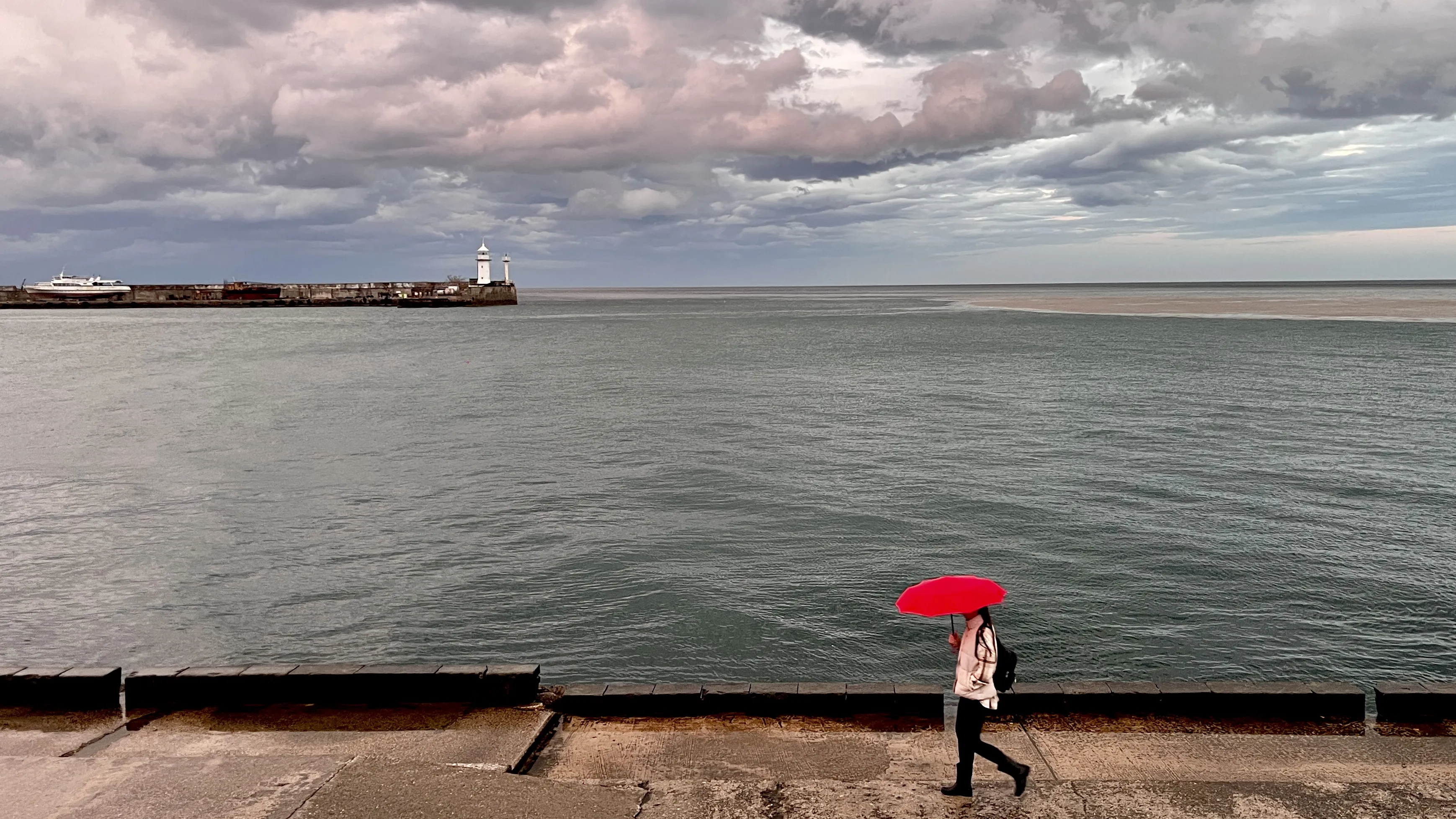 Девушка с красным зонтом