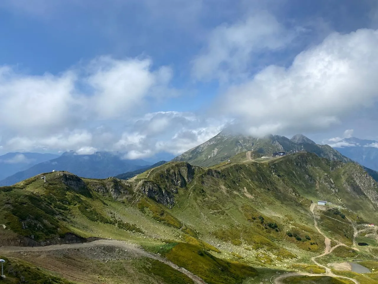 В объятьях облаков