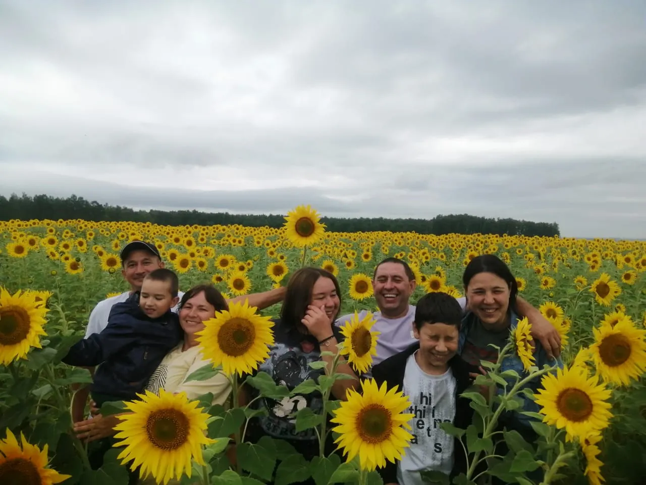 Счастье в объятиях подсолнухов.