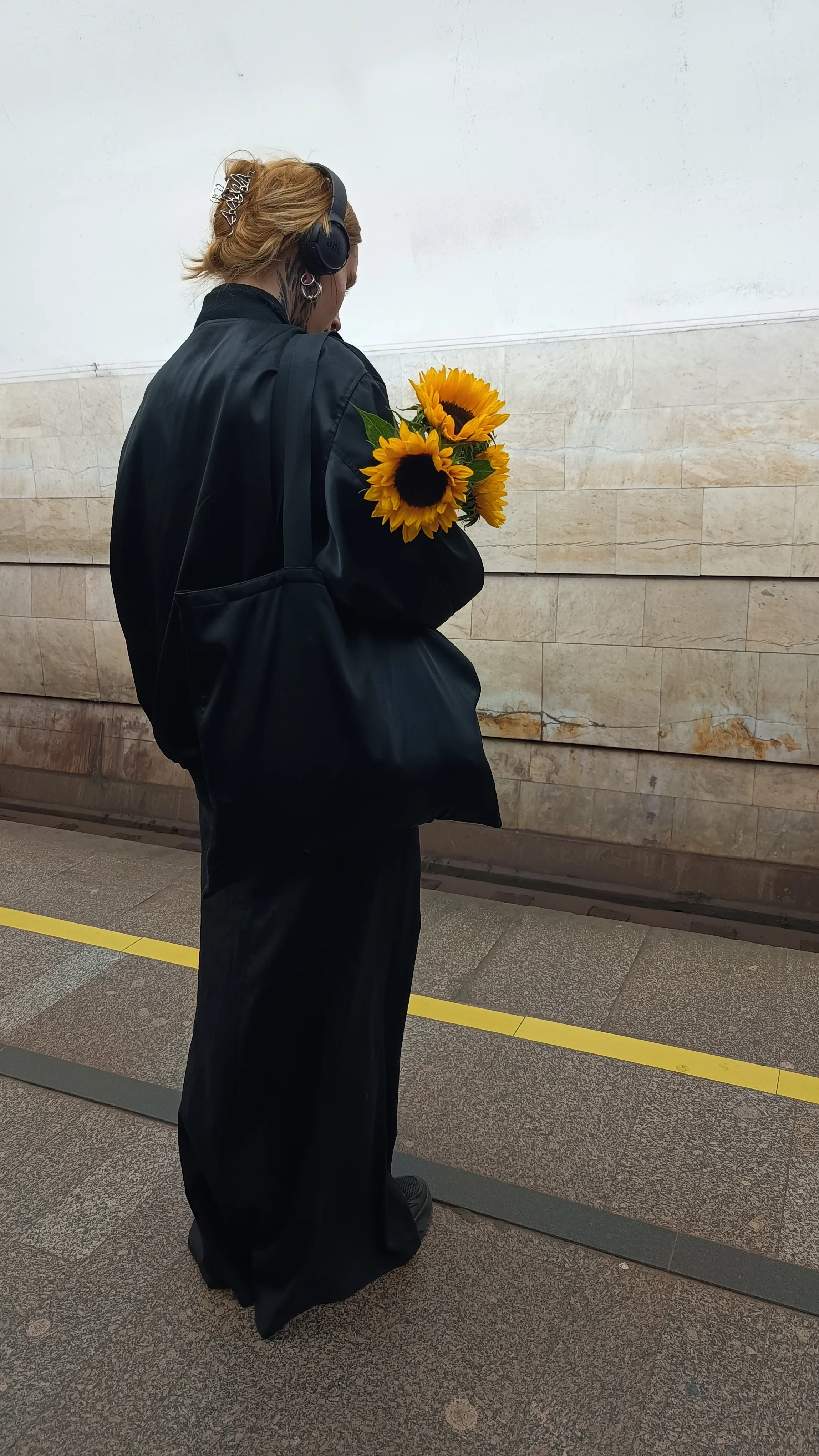 Незнакомка с подсолнухами