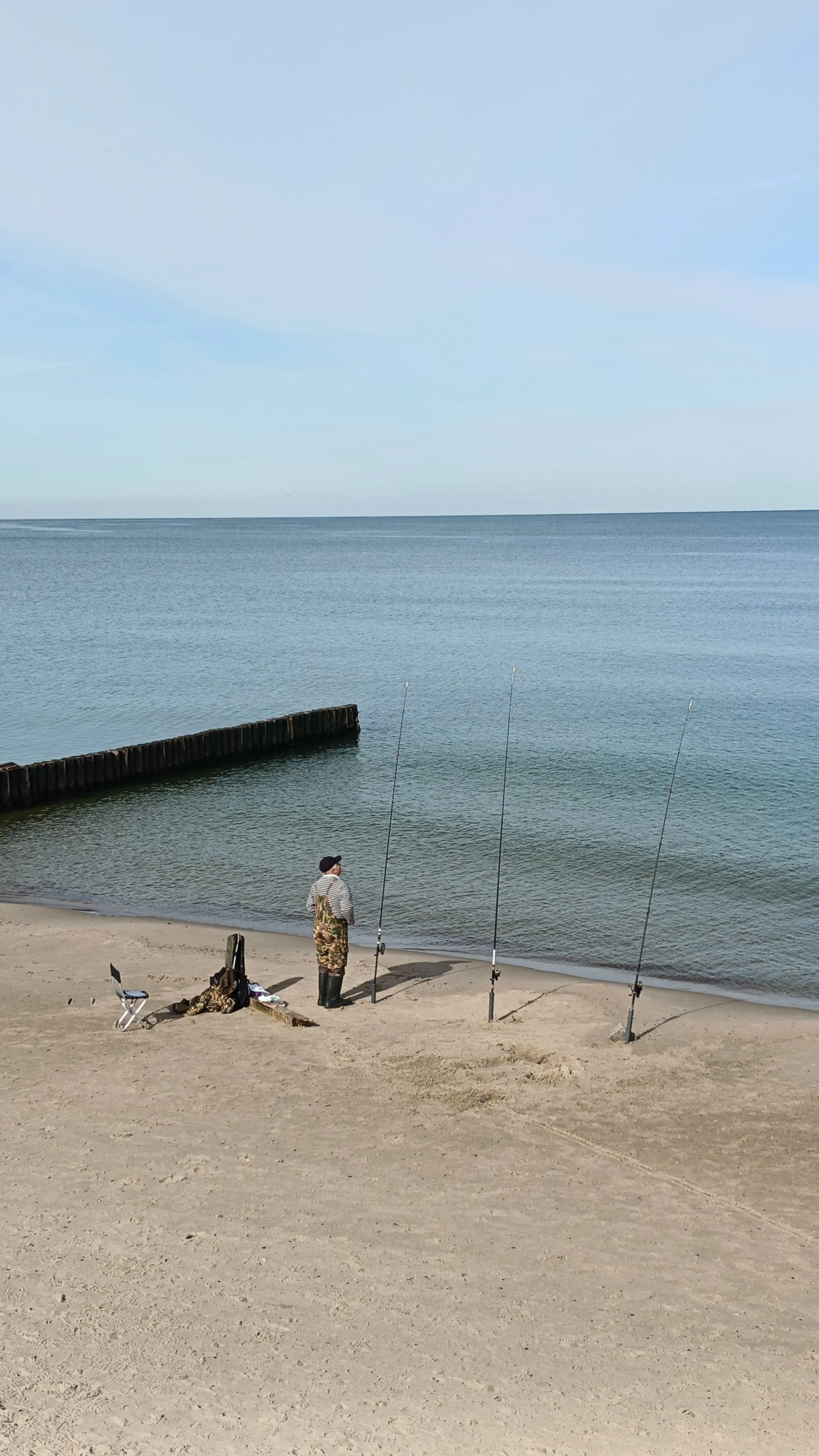 Рыбак у моря