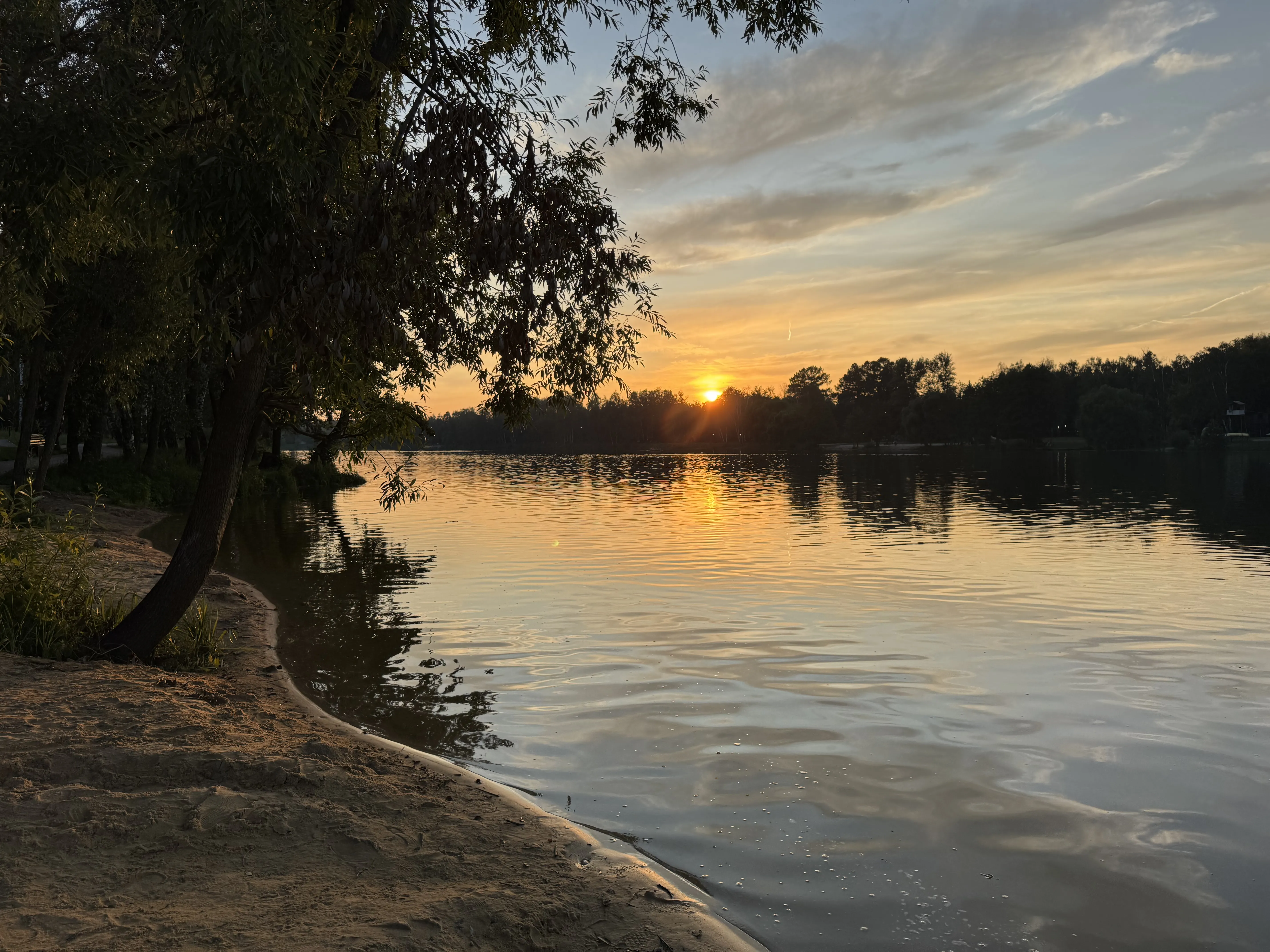"Малаховское озеро в лучах заката: гармония природы и света"