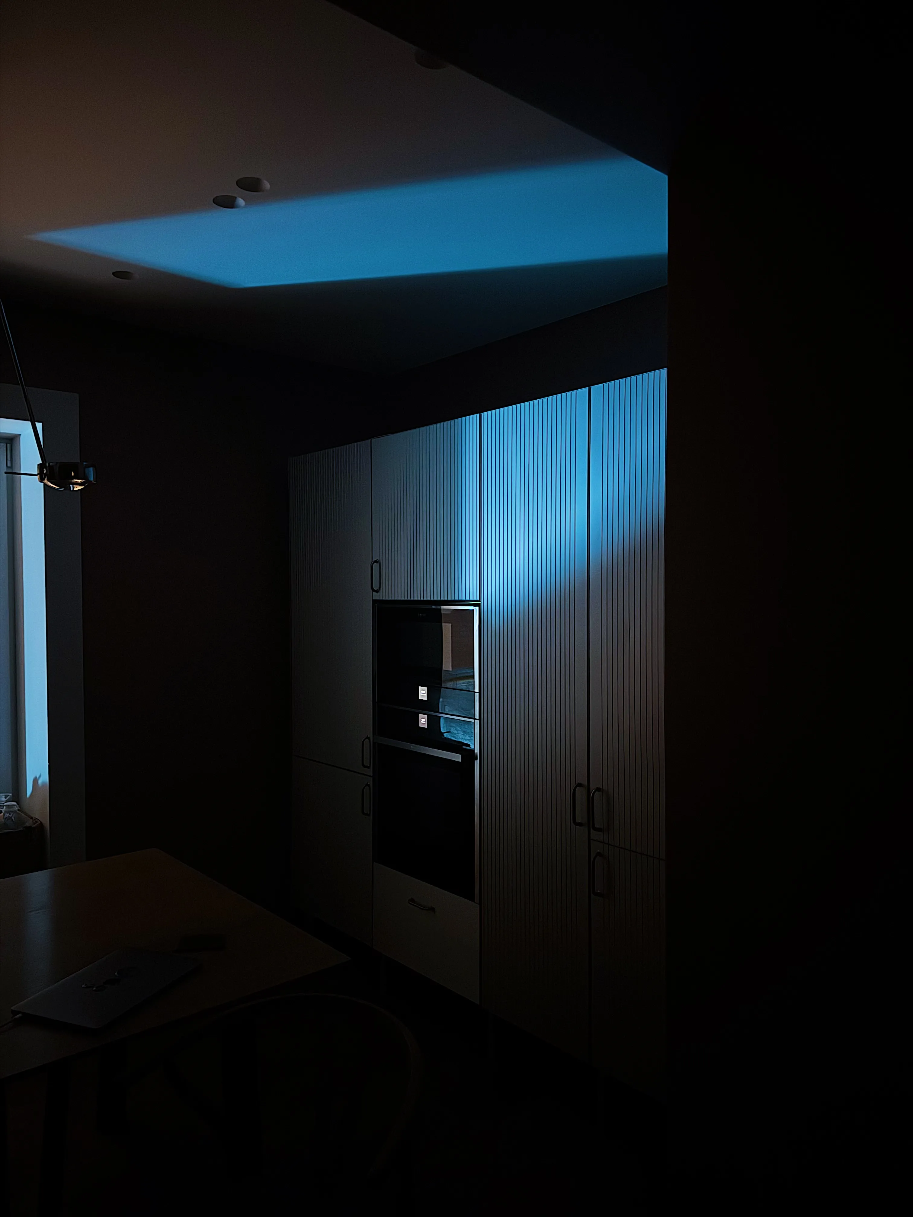 бесаячий свет от аптечной вывески во дворе