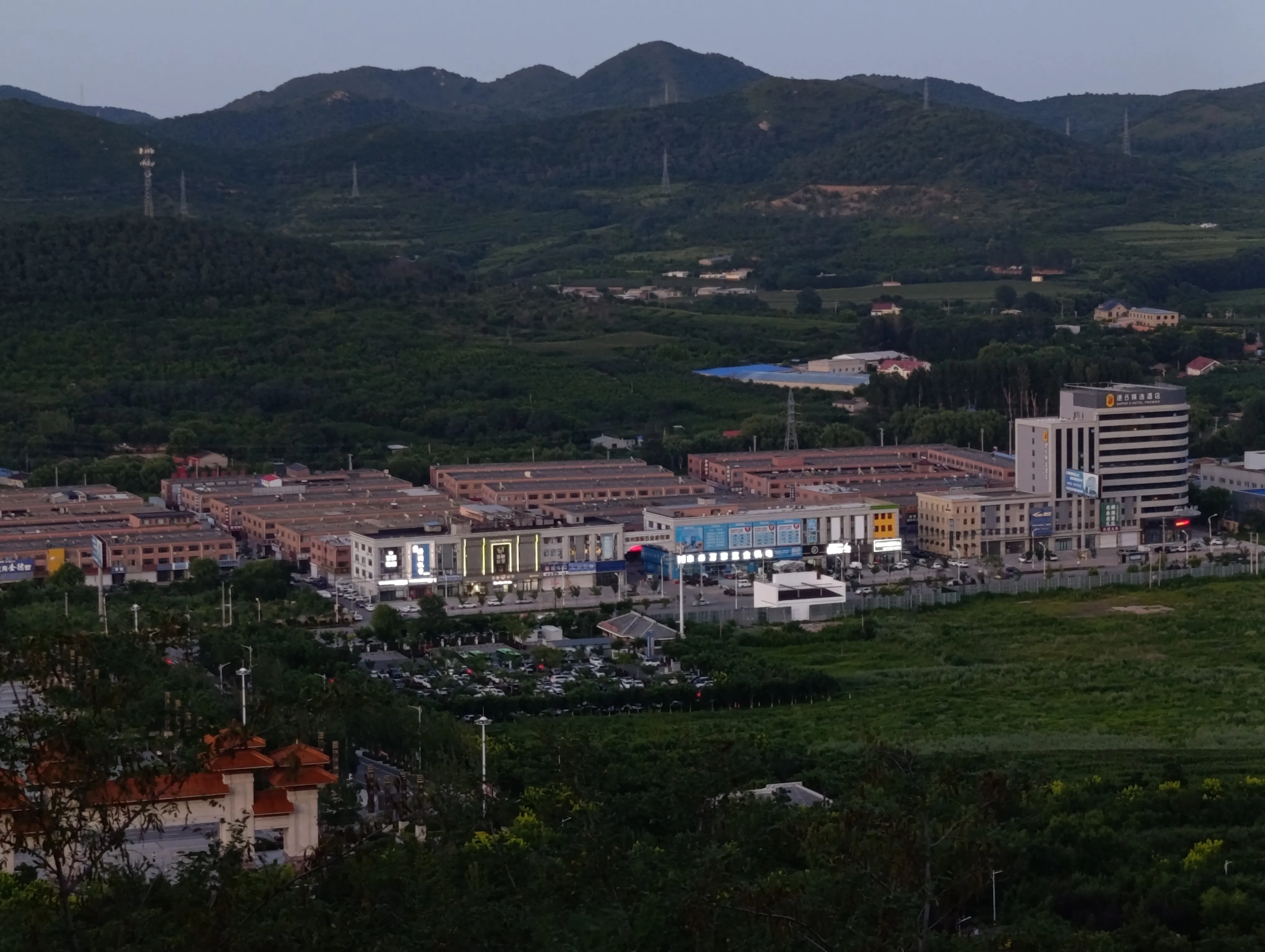 Город у подножия гор