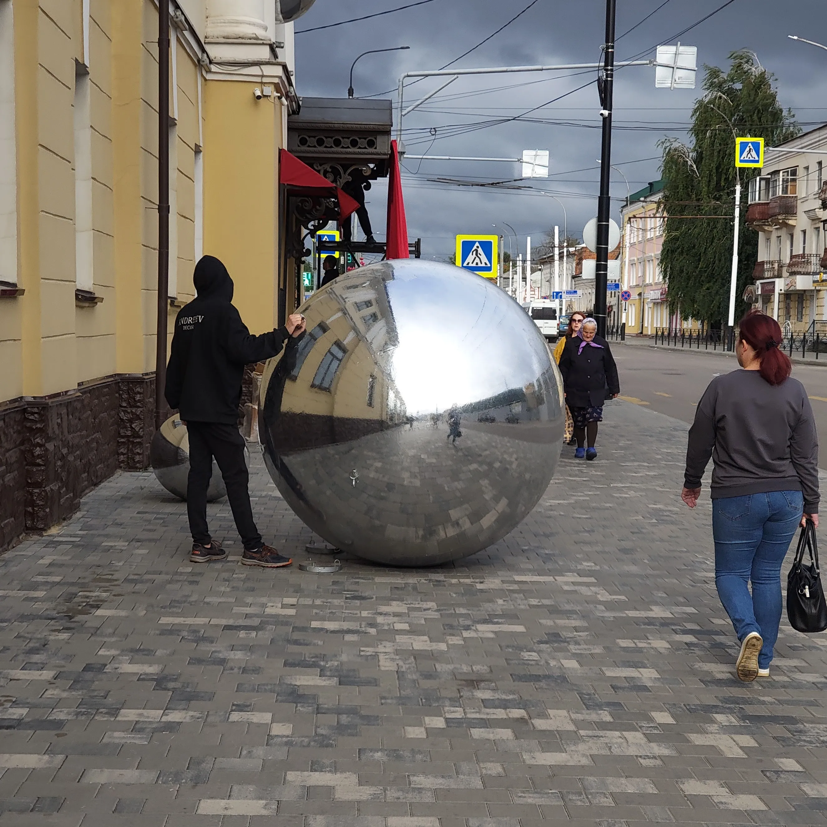 Продолжение улицы в шаре