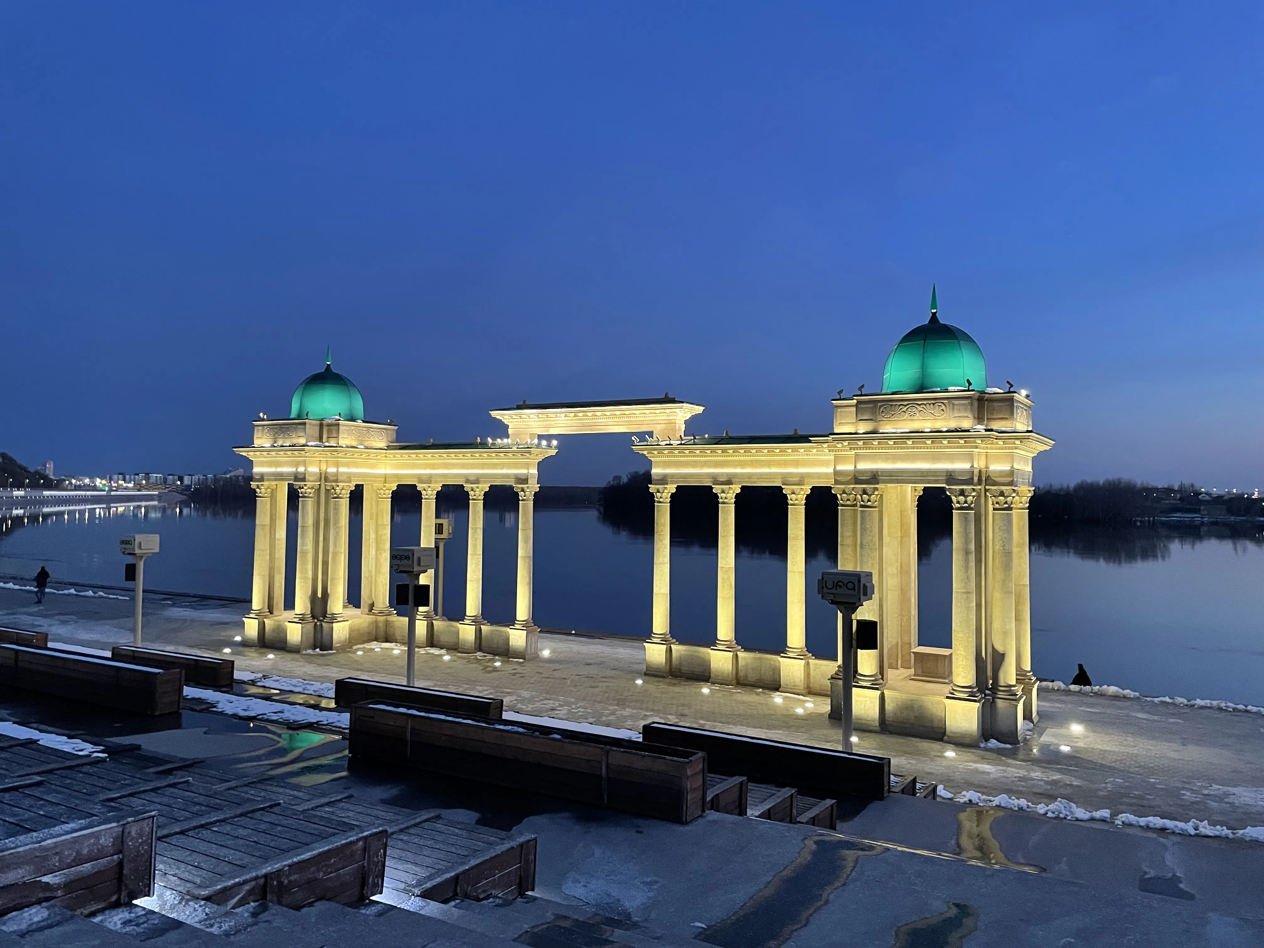 Свет у воды