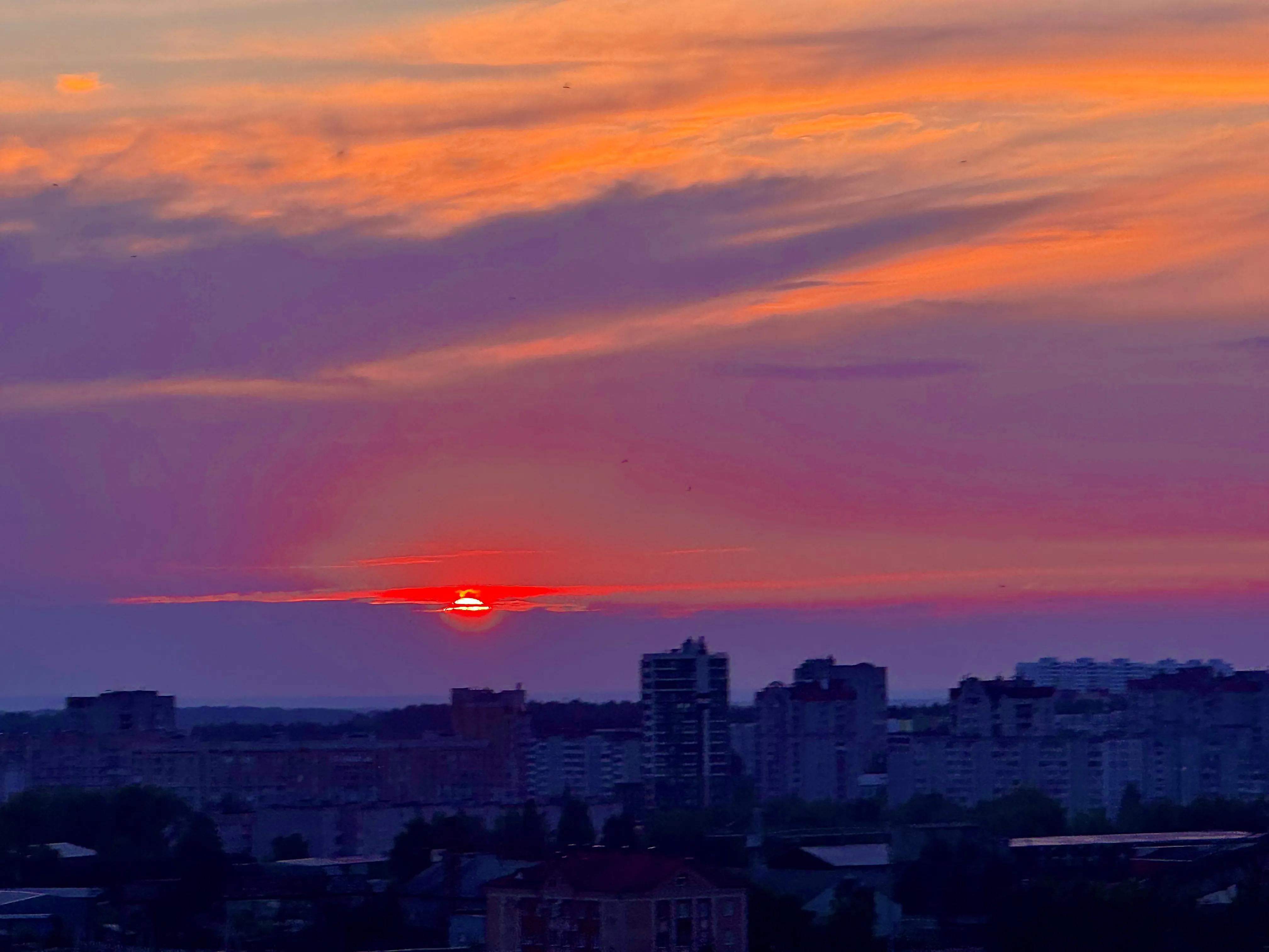 Красный гигант прячется от городской суеты
