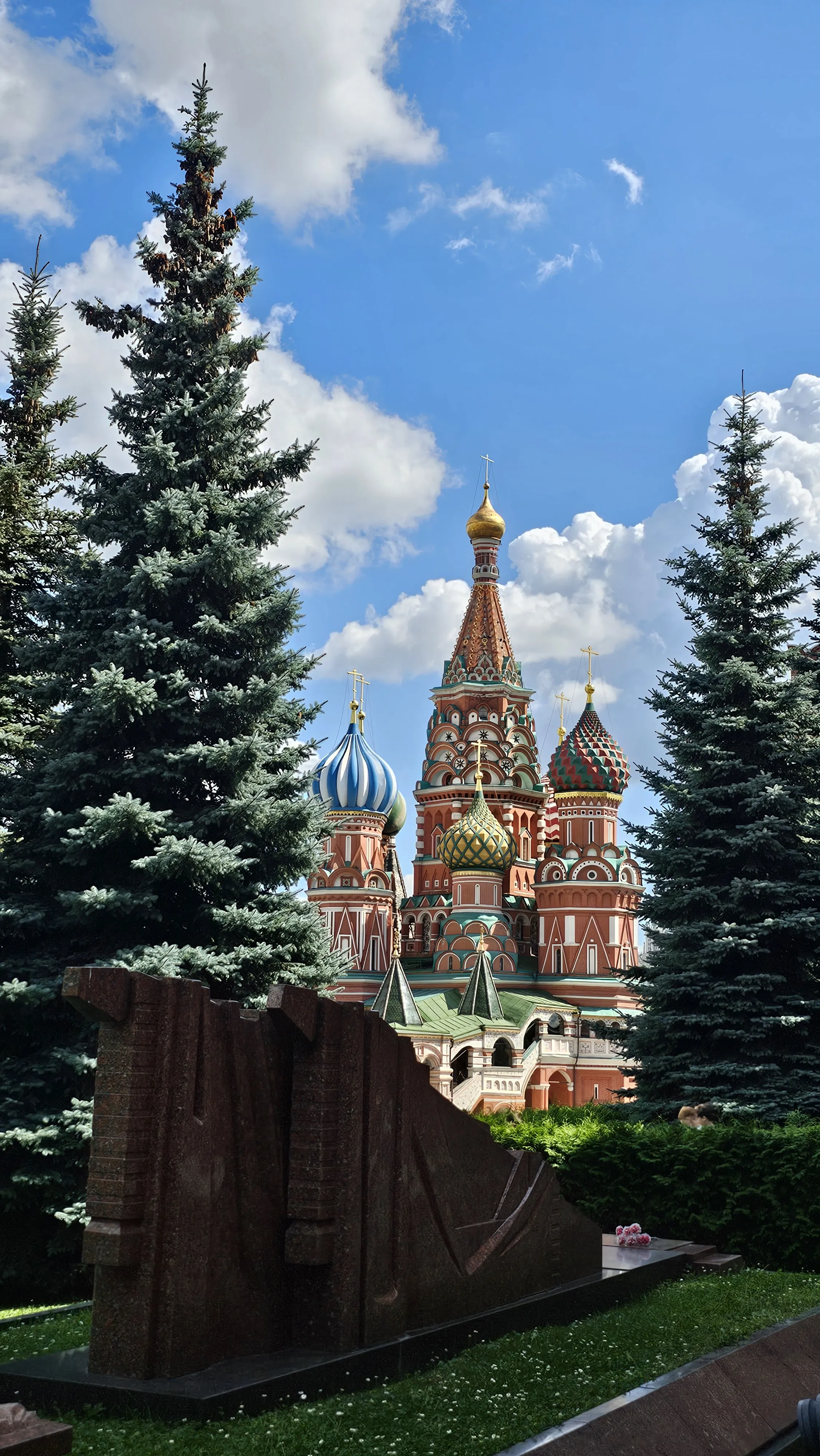 Спокойное сияние: храм в объятиях елей