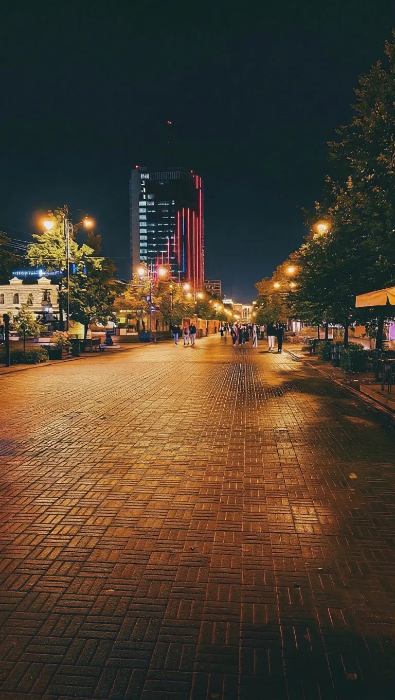 Вечерний ритм Кировки: свет фонарей и силуэт города