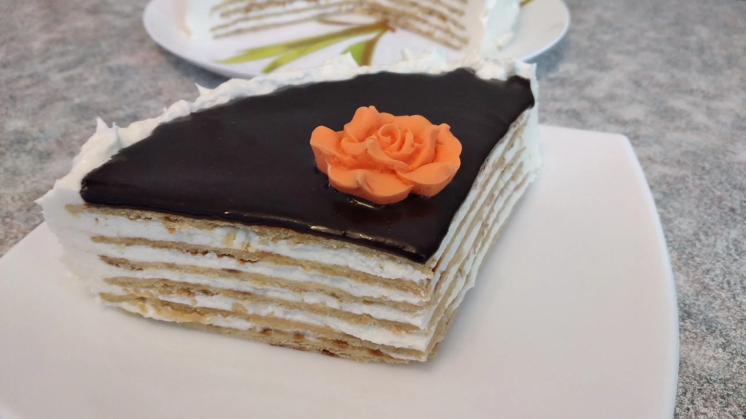 Торт слоёный со сливочным кремом и шоколадной глазурью