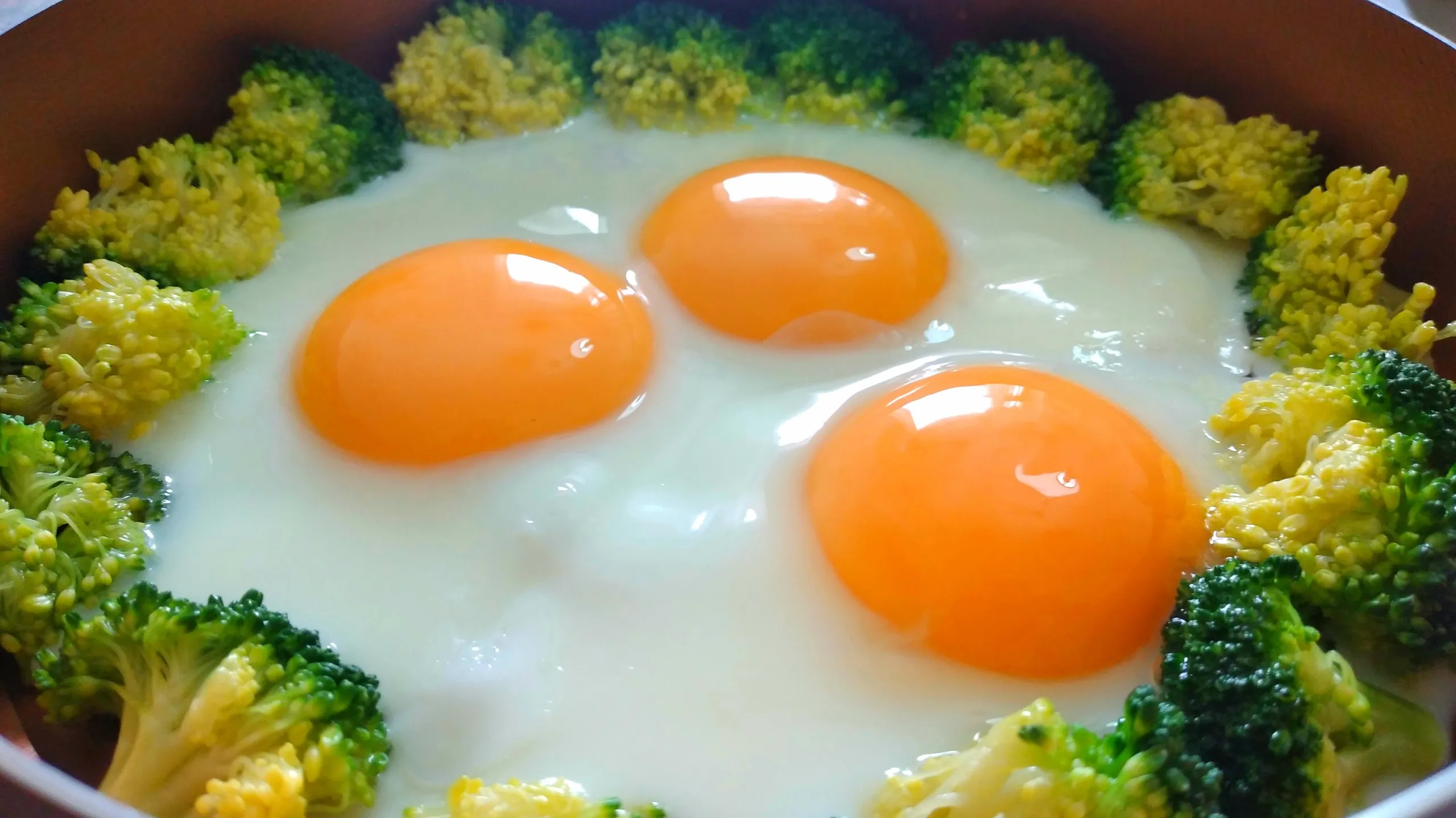 Яичница глазунья с капустой брокколи